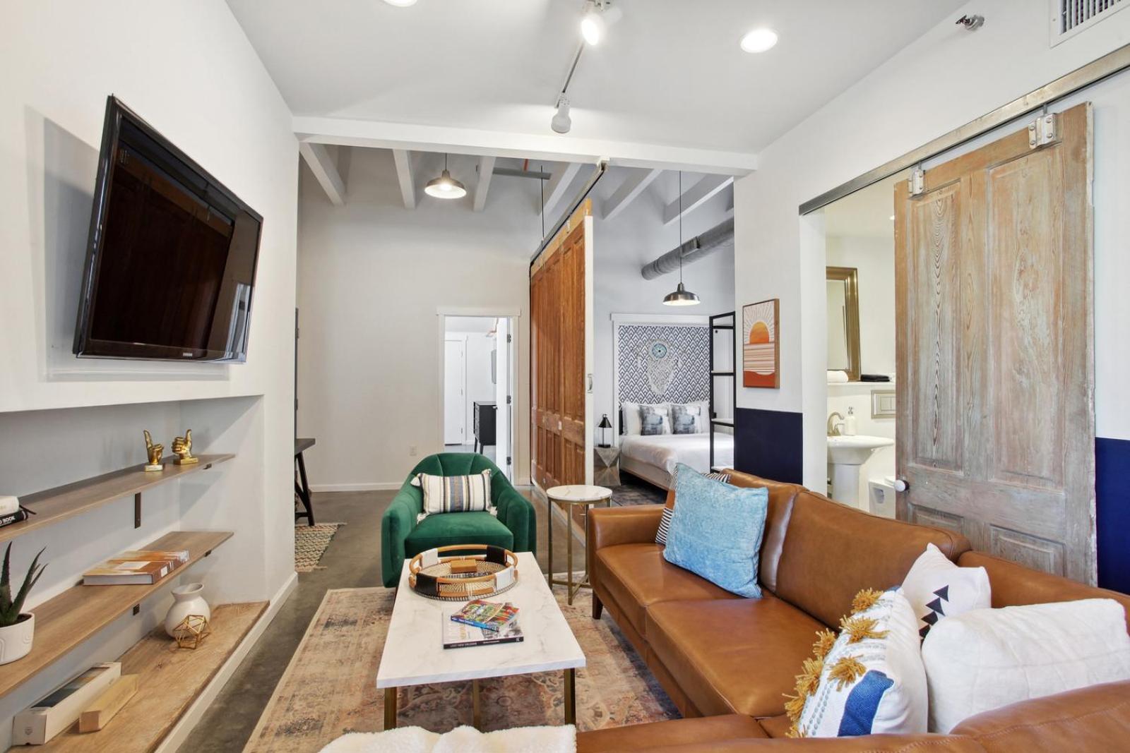 Warehouse District Lovely One Bedroom and Den