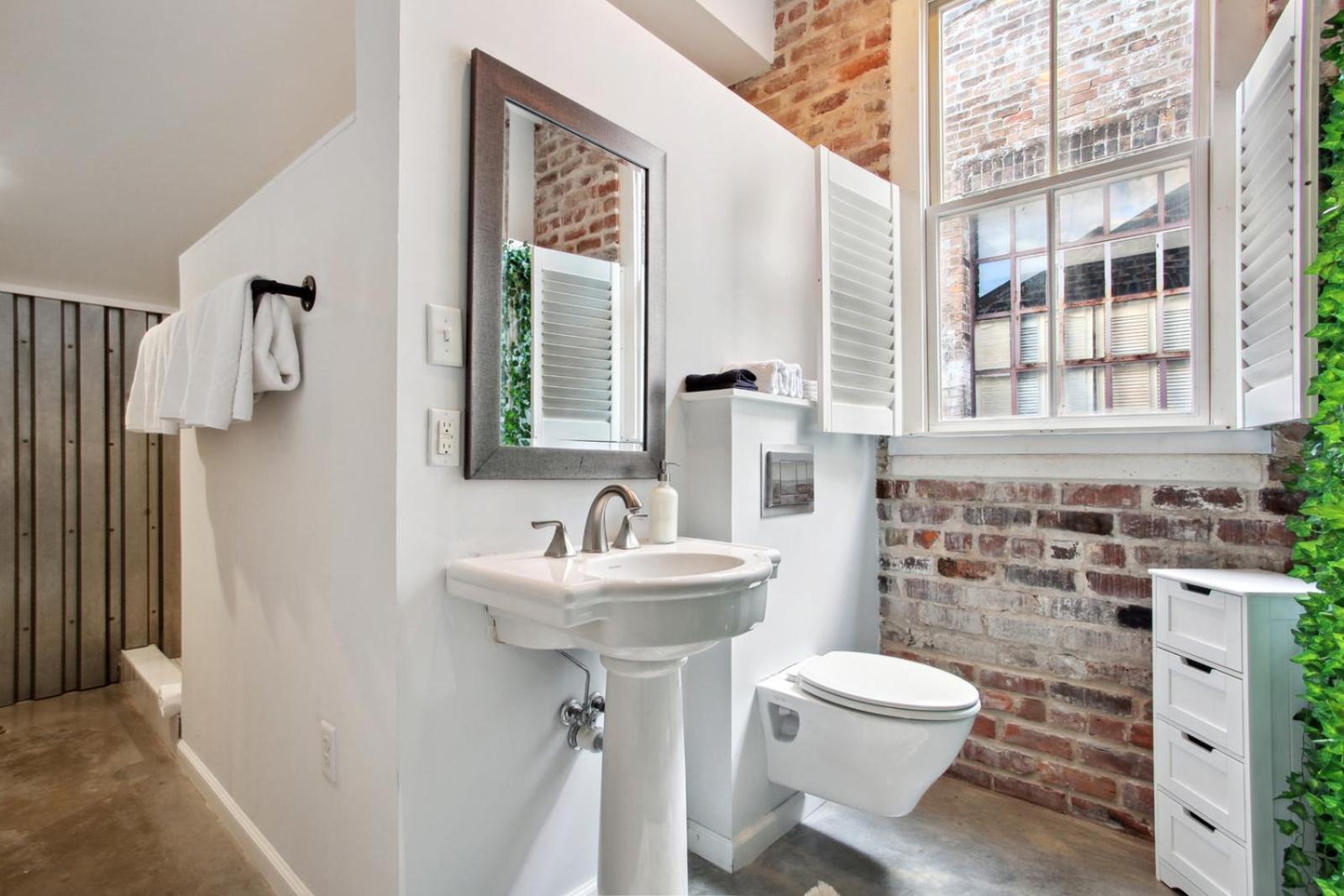 Warehouse District Lovely One Bedroom and Den