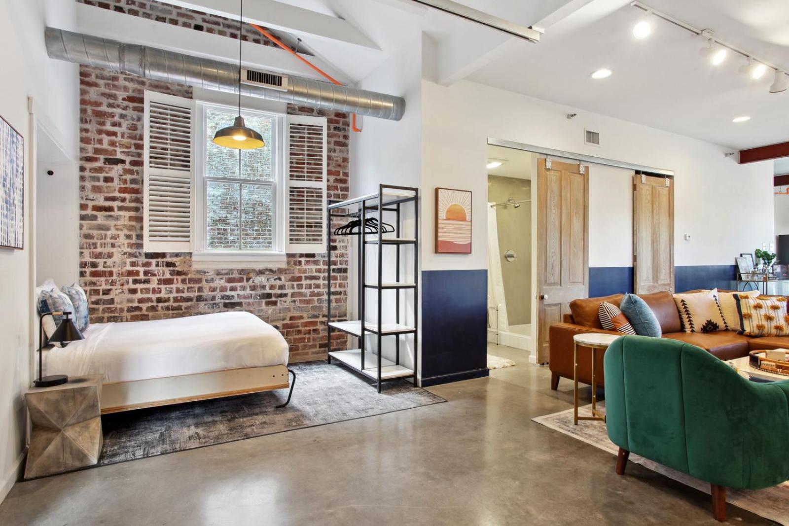 Warehouse District Lovely One Bedroom and Den