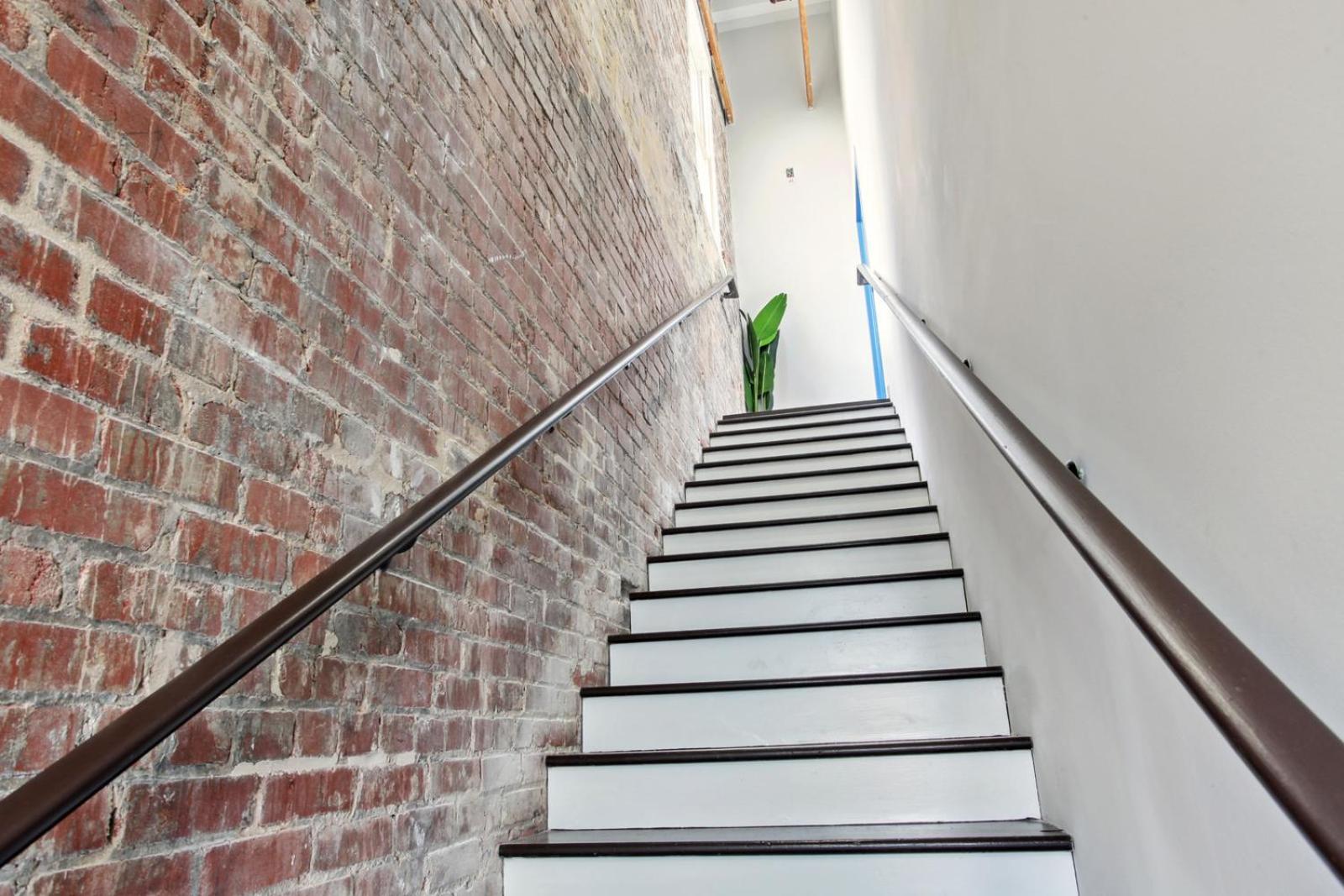 Warehouse District Lovely One Bedroom and Den