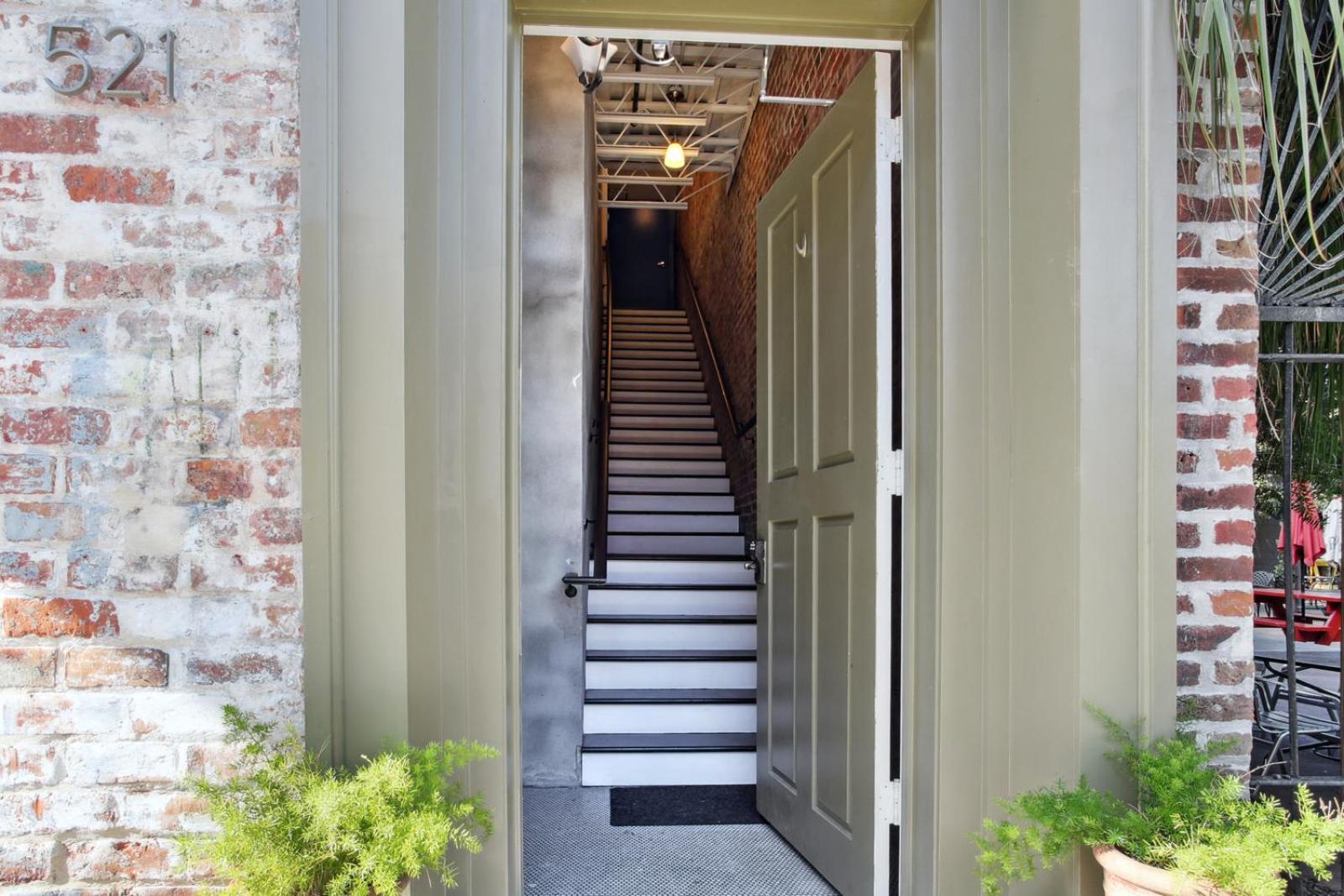 Warehouse District Lovely One Bedroom and Den