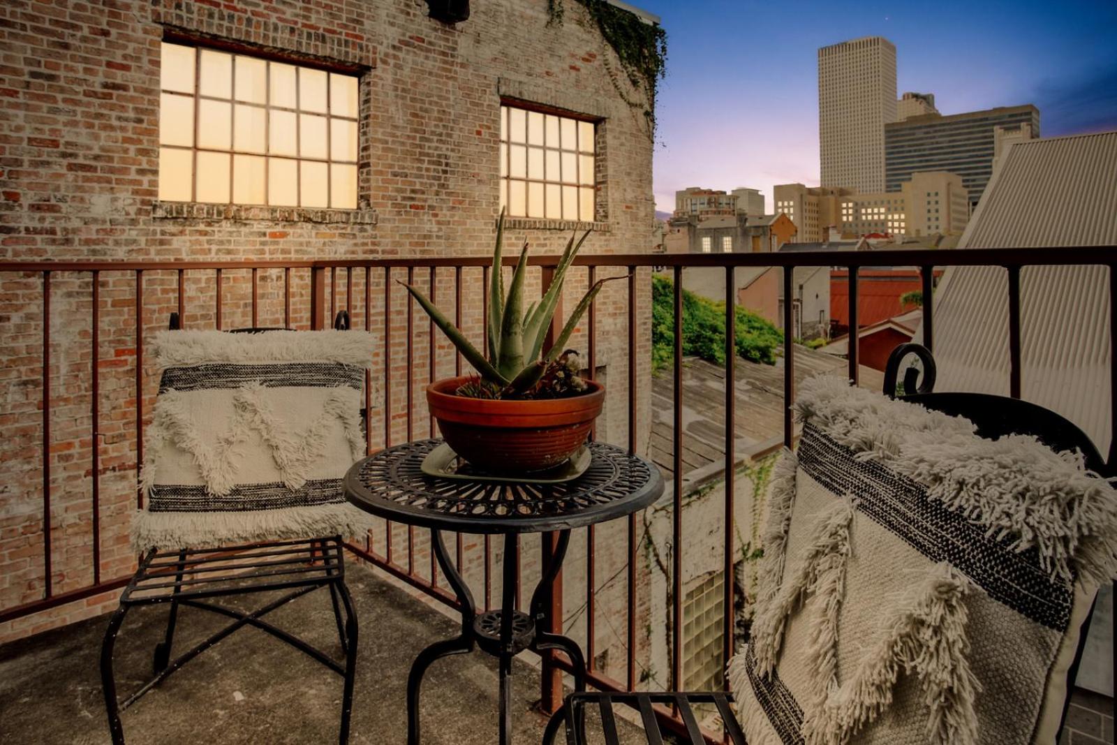 Warehouse District Lovely One Bedroom and Den