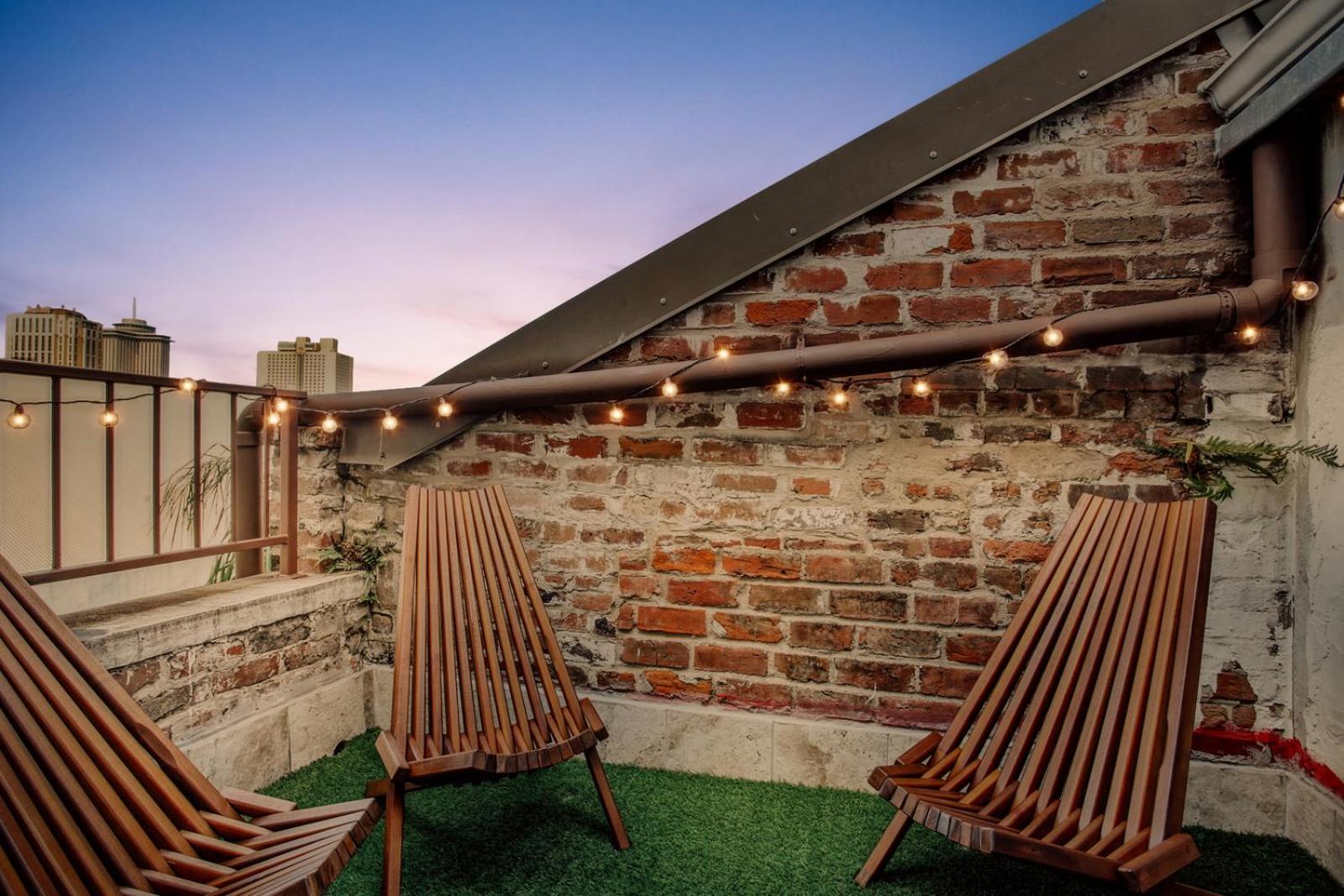 Warehouse District Lovely One Bedroom and Den