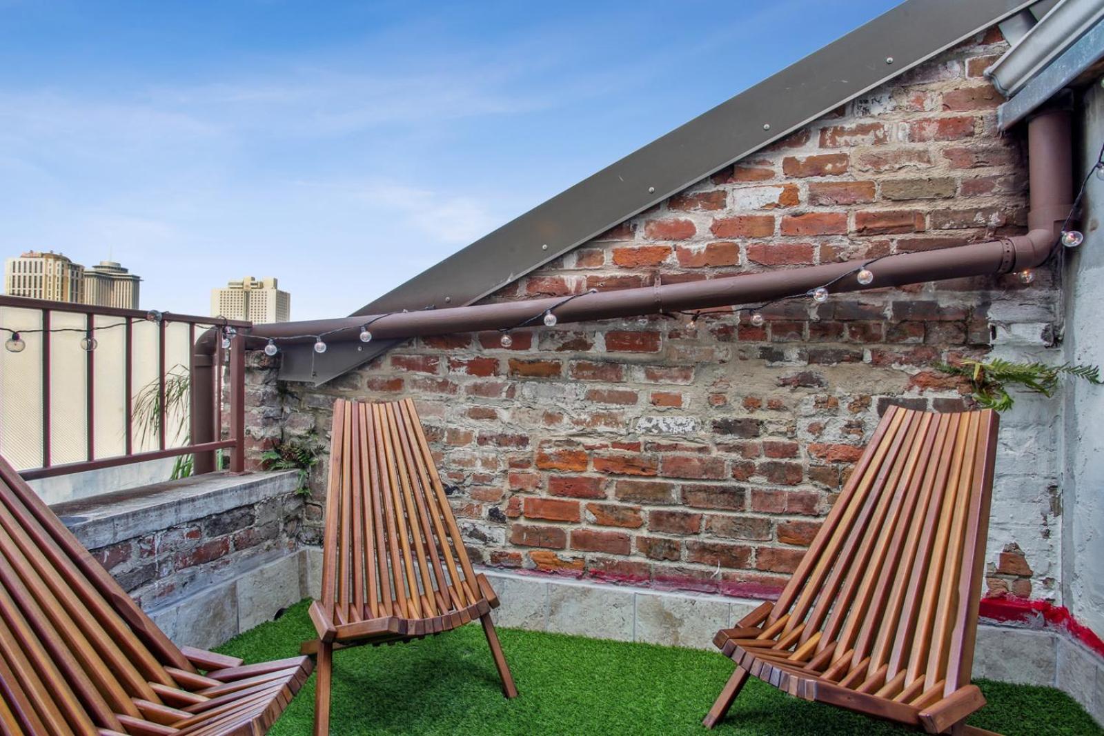 Warehouse District Lovely One Bedroom and Den