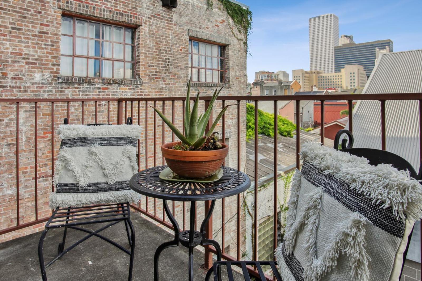 Warehouse District Lovely One Bedroom and Den
