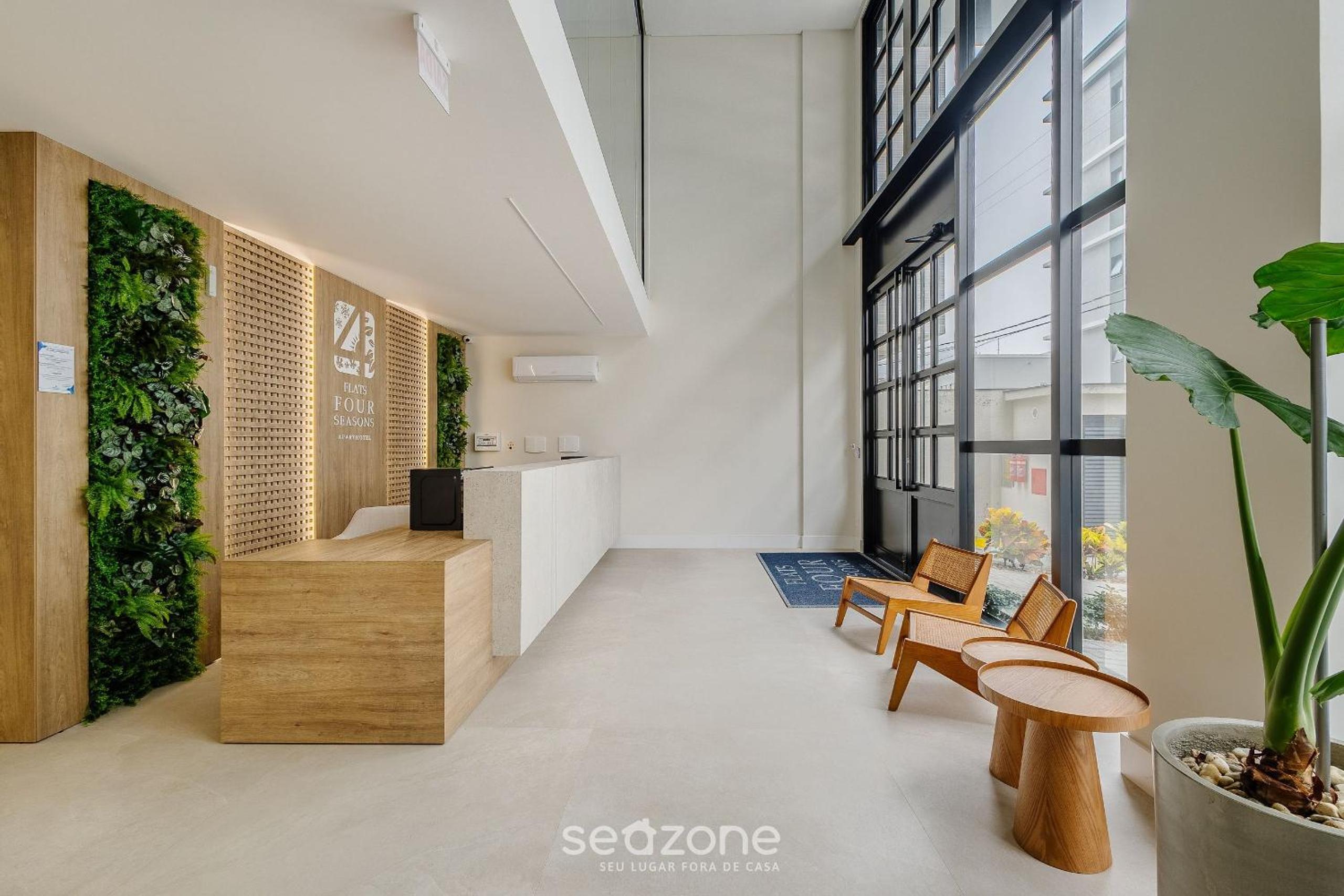 Apartments in a building with a pool 180m from the Beach in Bombinhas - SFRs
