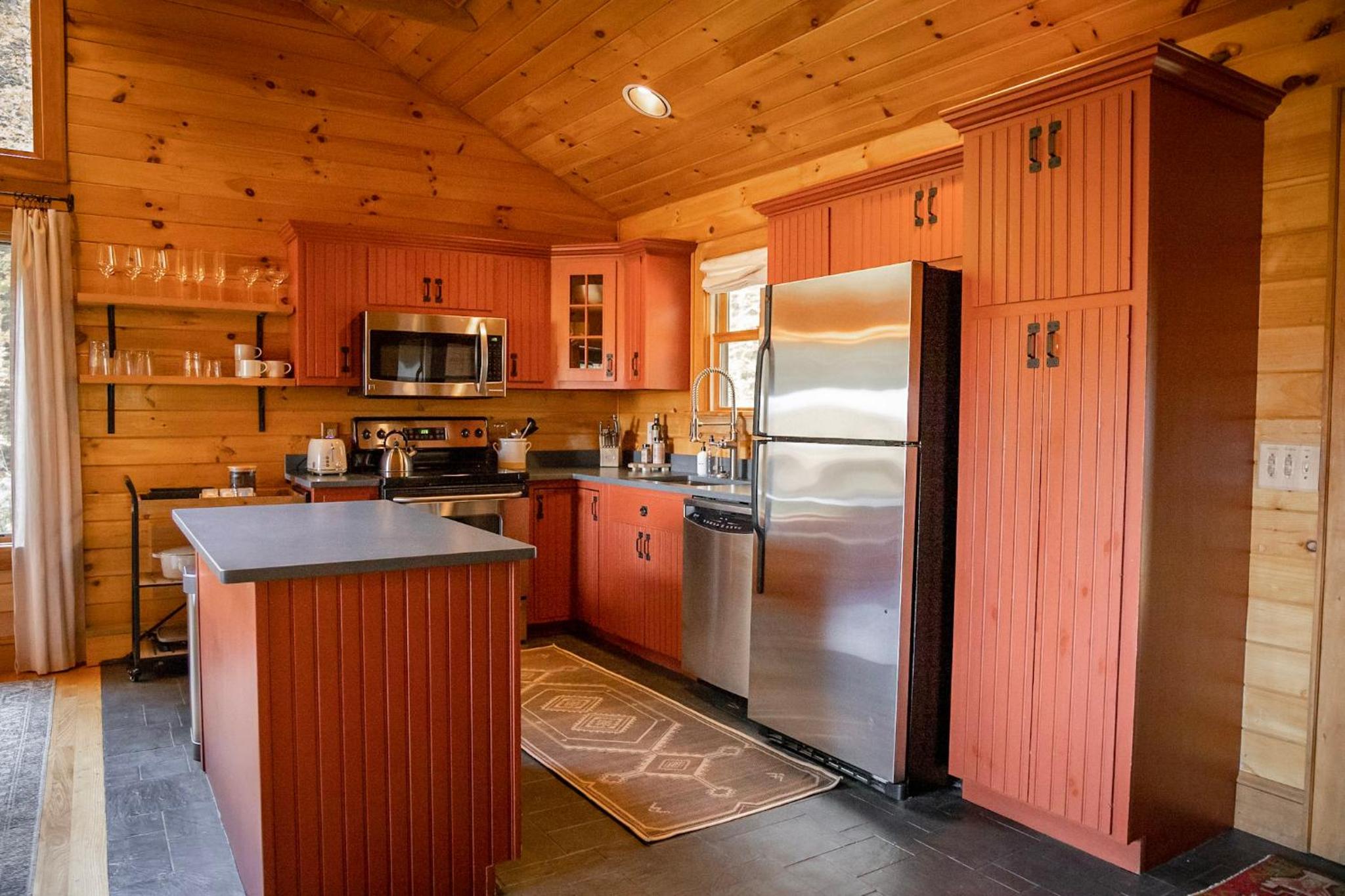 River Ridge Cabin, Clubhouse Included, 2 Units, Forest Setting, River Views, near Stowe
