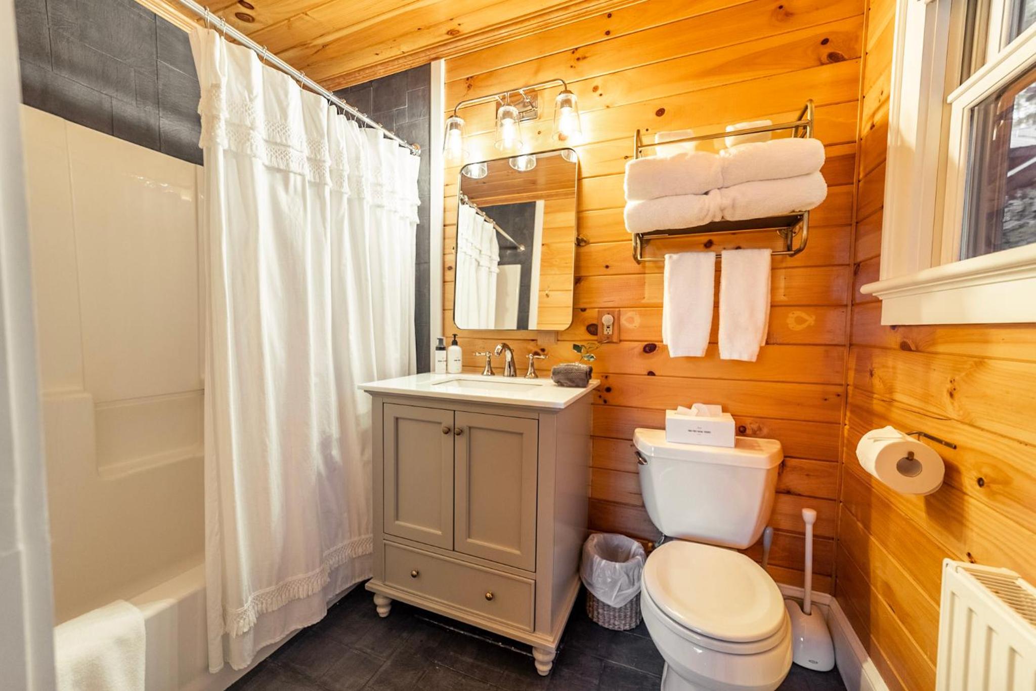 River Ridge Cabin, Clubhouse Included, 2 Units, Forest Setting, River Views, near Stowe