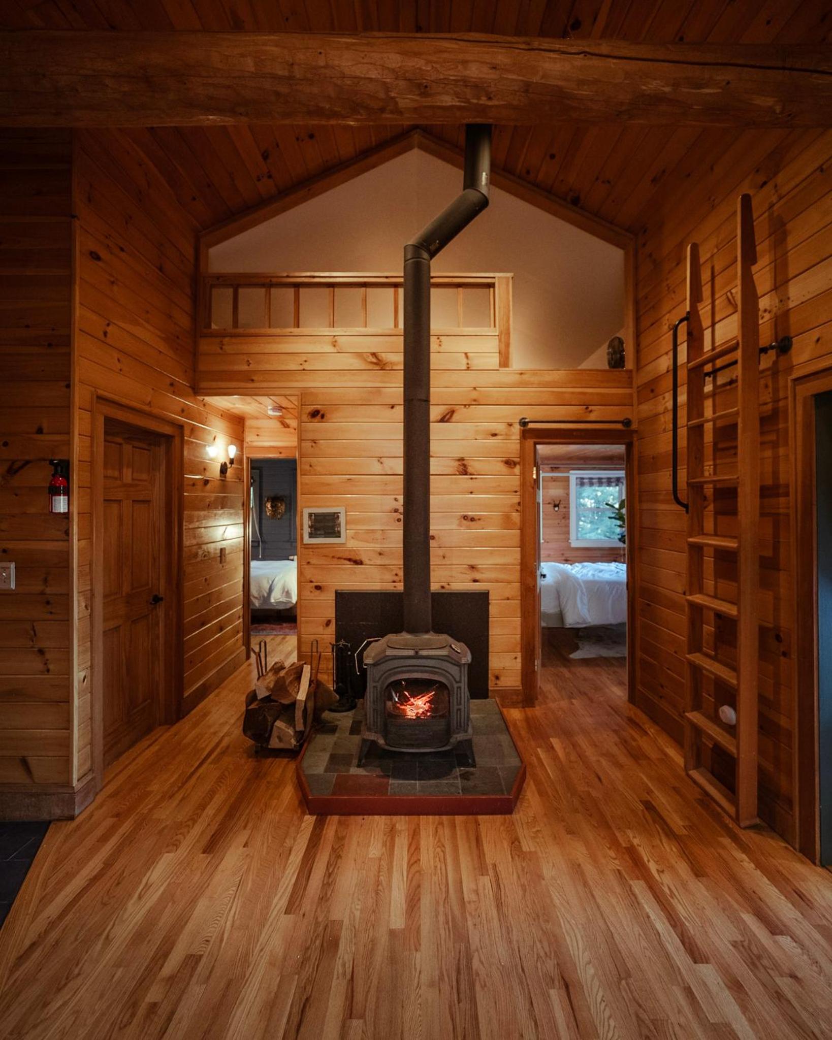 River Ridge Cabin, Clubhouse Included, 2 Units, Forest Setting, River Views, near Stowe