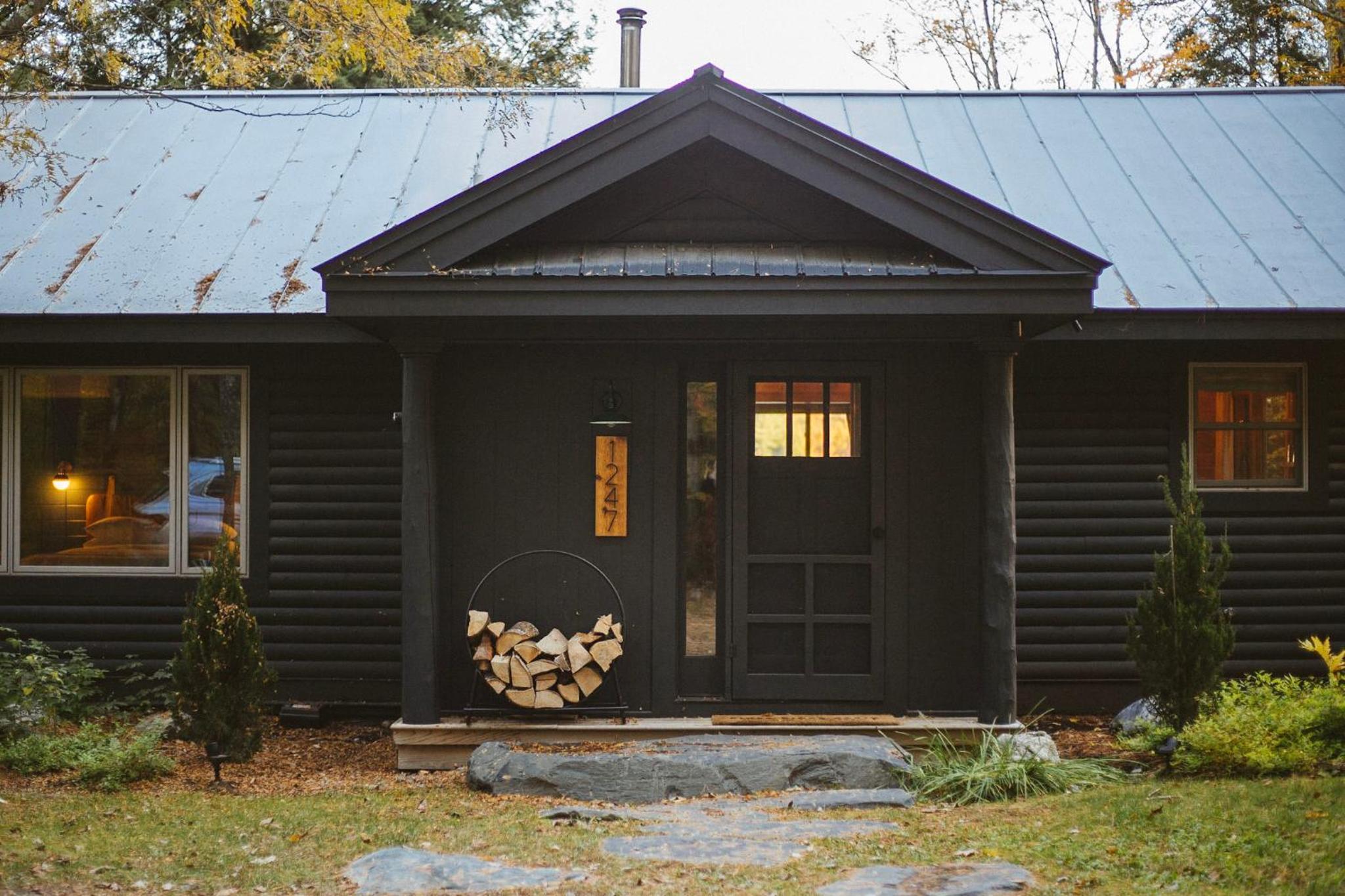 River Ridge Cabin, Clubhouse Included, 2 Units, Forest Setting, River Views, near Stowe