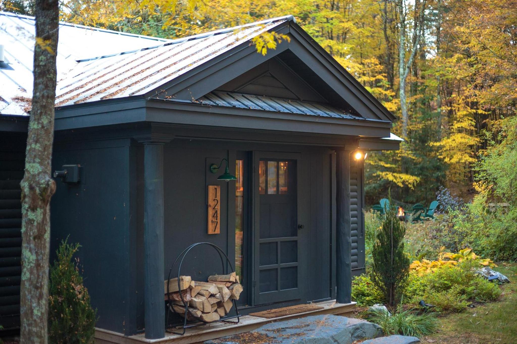 River Ridge Cabin, Clubhouse Included, 2 Units, Forest Setting, River Views, near Stowe