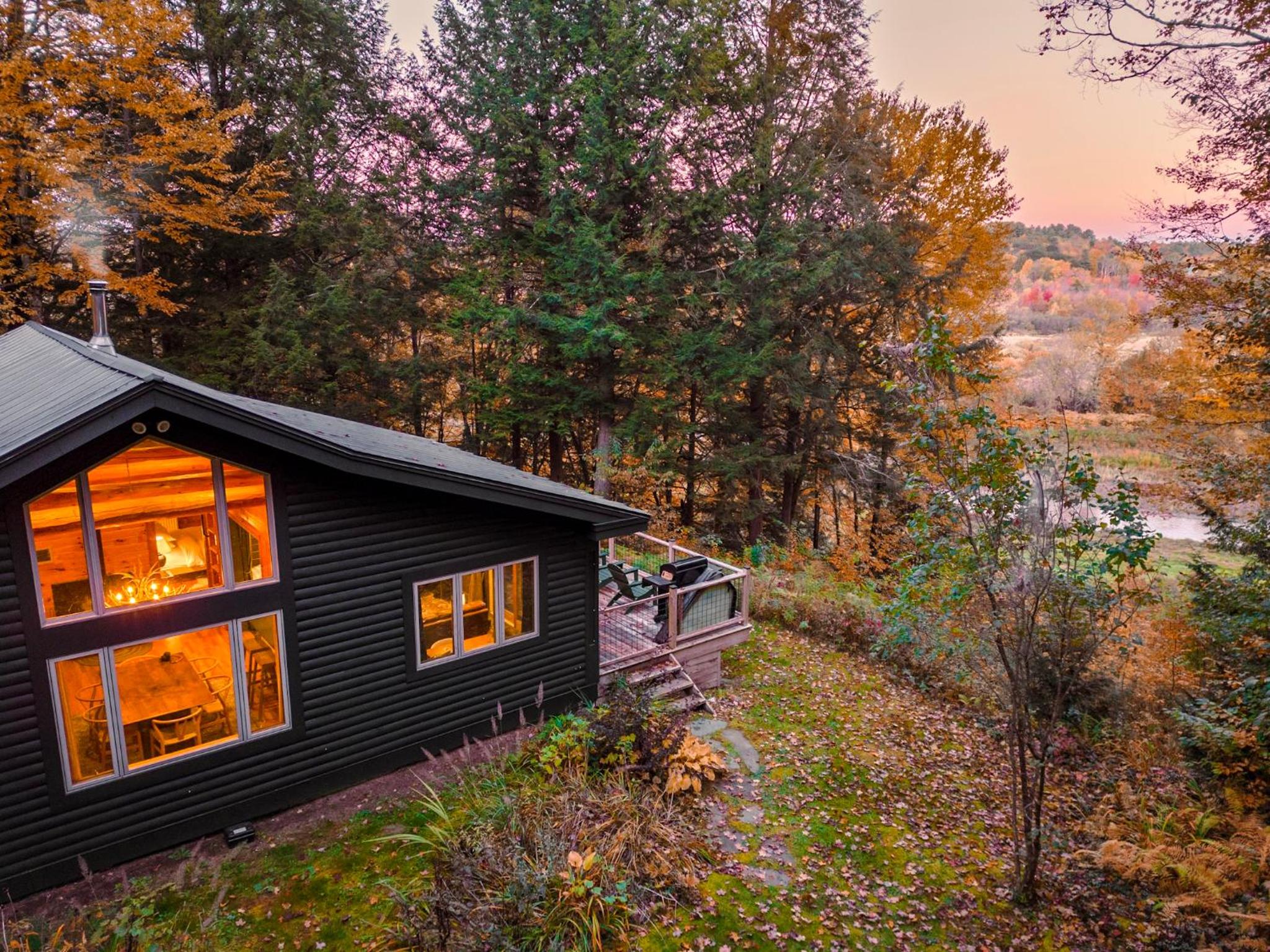 River Ridge Cabin, Clubhouse Included, 2 Units, Forest Setting, River Views, near Stowe