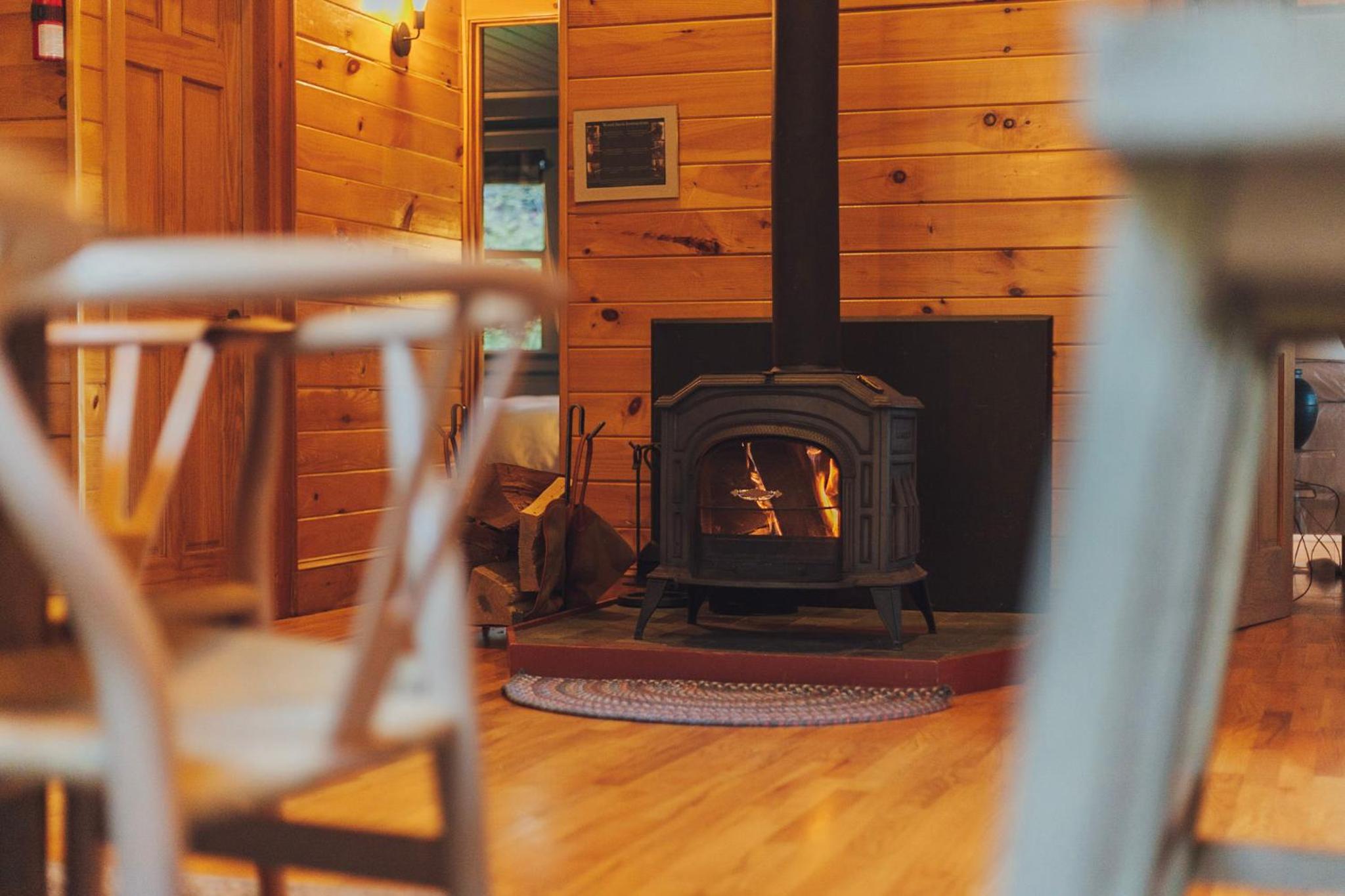 River Ridge Cabin, Clubhouse Included, 2 Units, Forest Setting, River Views, near Stowe