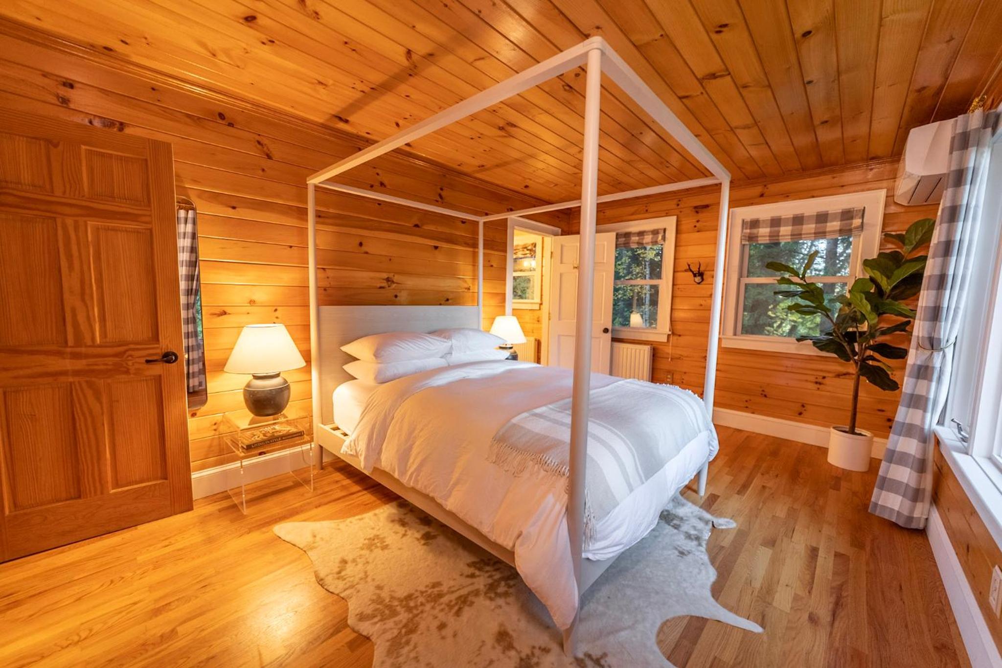 River Ridge Cabin, Clubhouse Included, 2 Units, Forest Setting, River Views, near Stowe