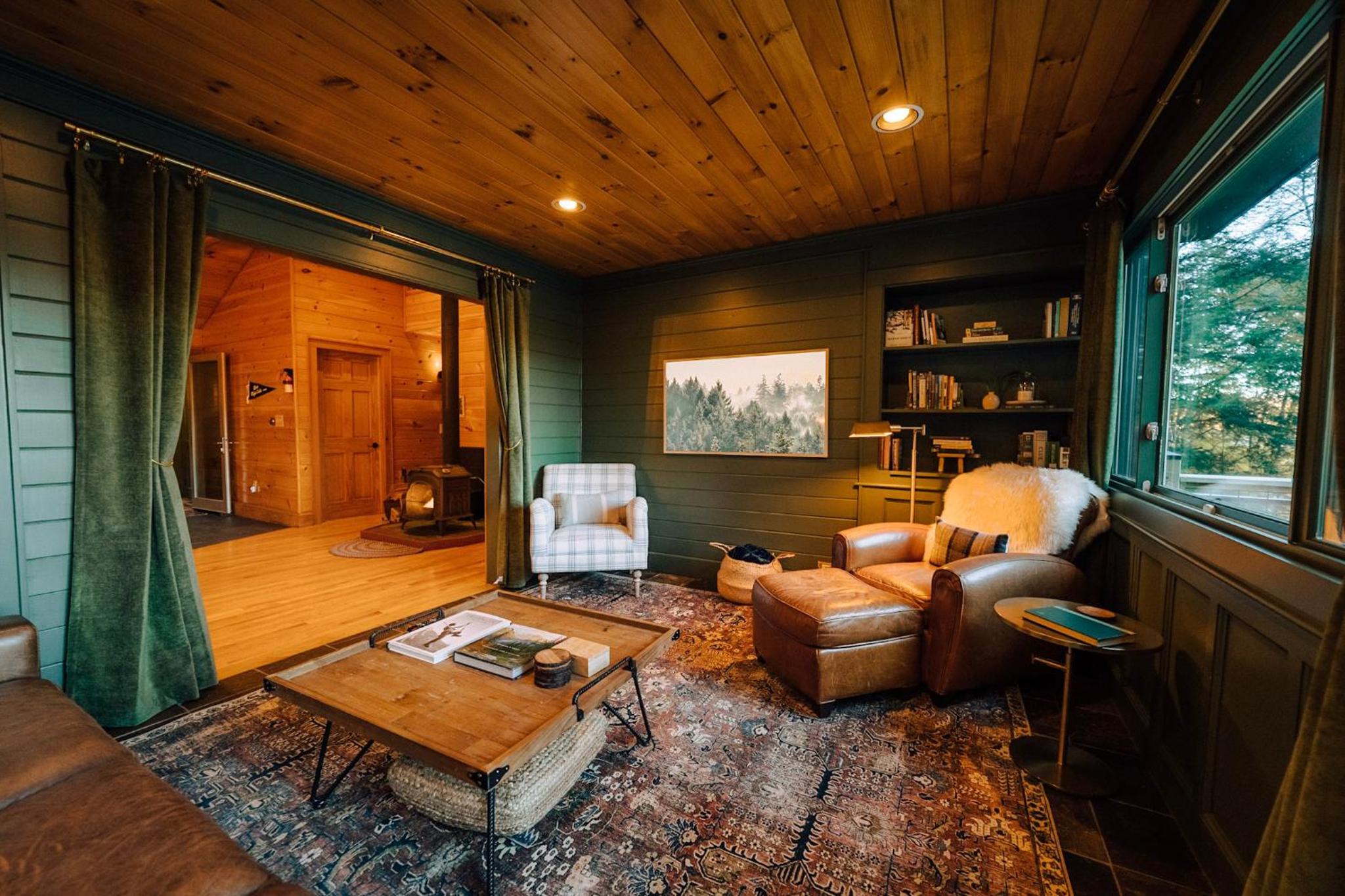 River Ridge Cabin, Clubhouse Included, 2 Units, Forest Setting, River Views, near Stowe