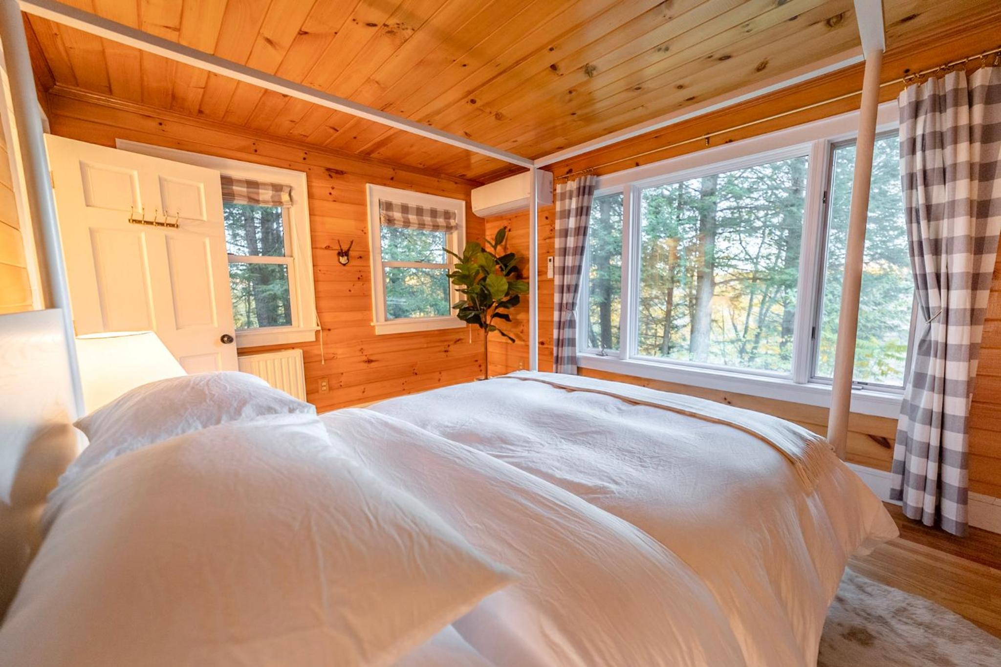 River Ridge Cabin, Clubhouse Included, 2 Units, Forest Setting, River Views, near Stowe