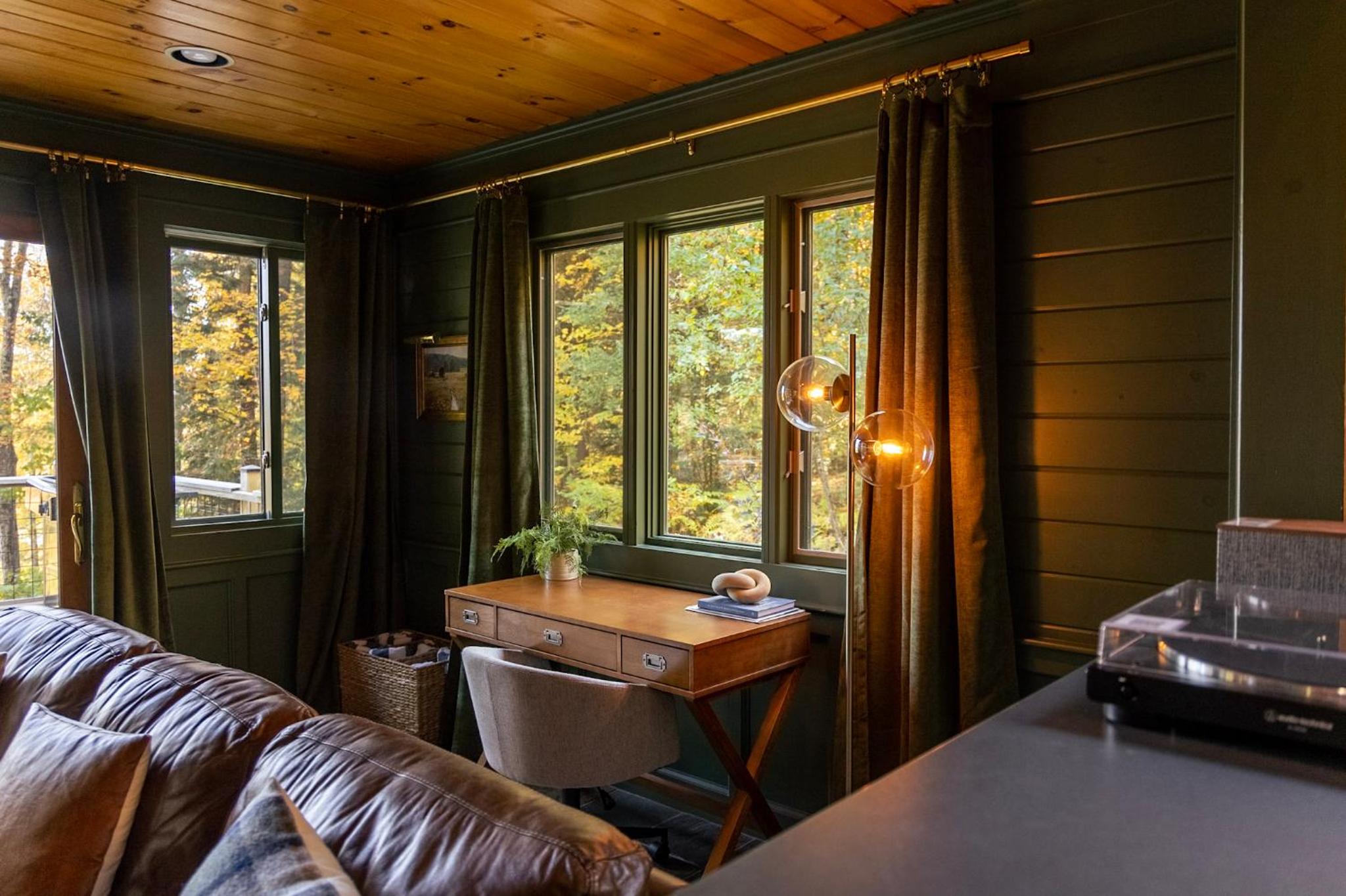 River Ridge Cabin, Clubhouse Included, 2 Units, Forest Setting, River Views, near Stowe