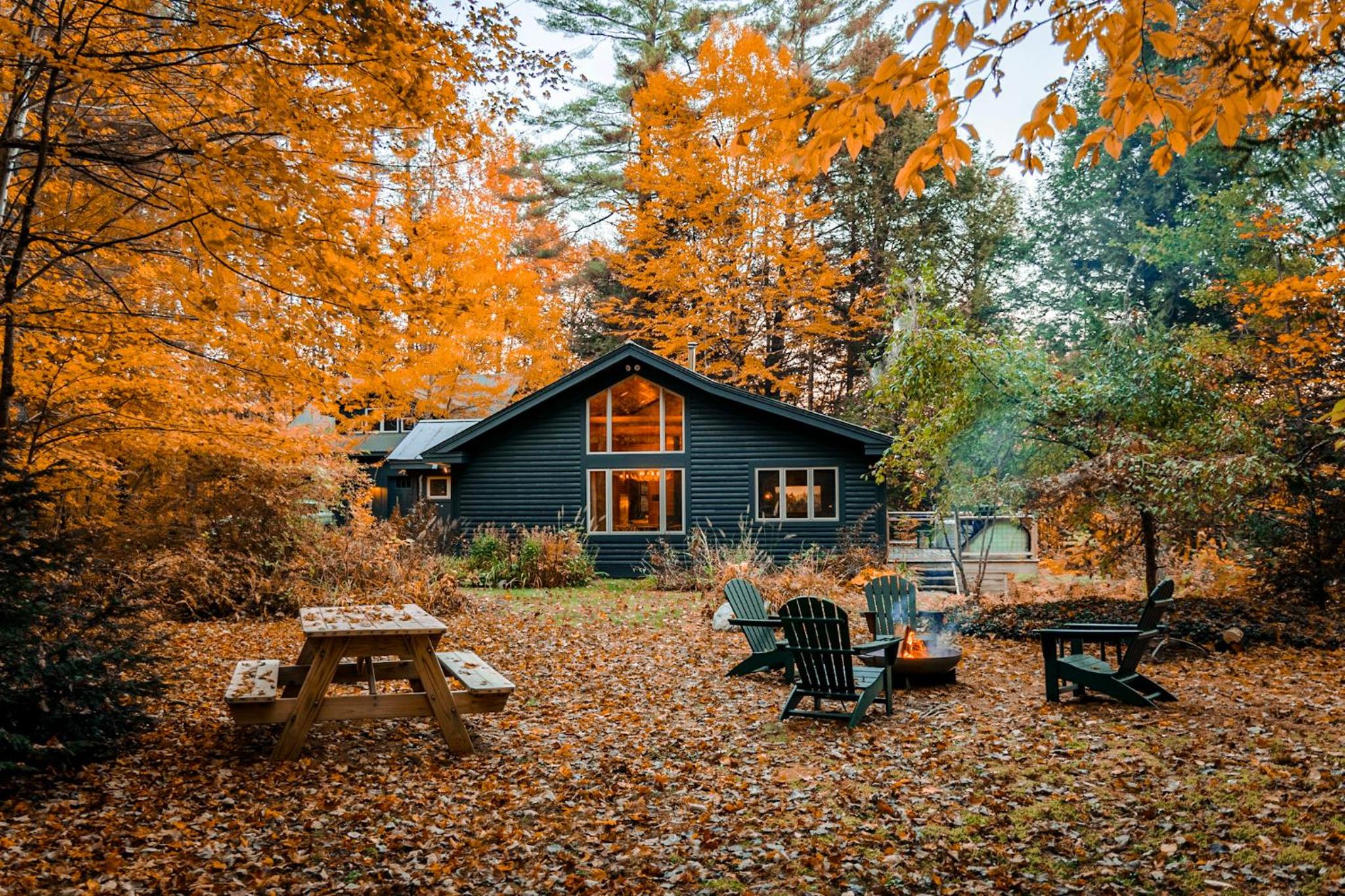 River Ridge Cabin, Clubhouse Included, 2 Units, Forest Setting, River Views, near Stowe