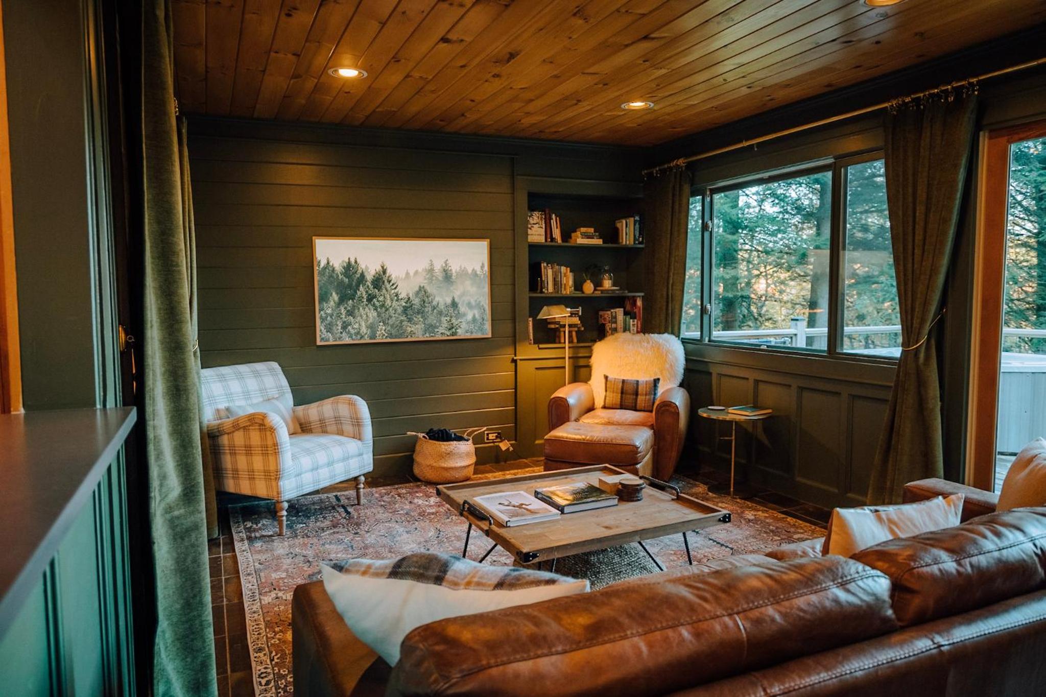 River Ridge Cabin, Clubhouse Included, 2 Units, Forest Setting, River Views, near Stowe