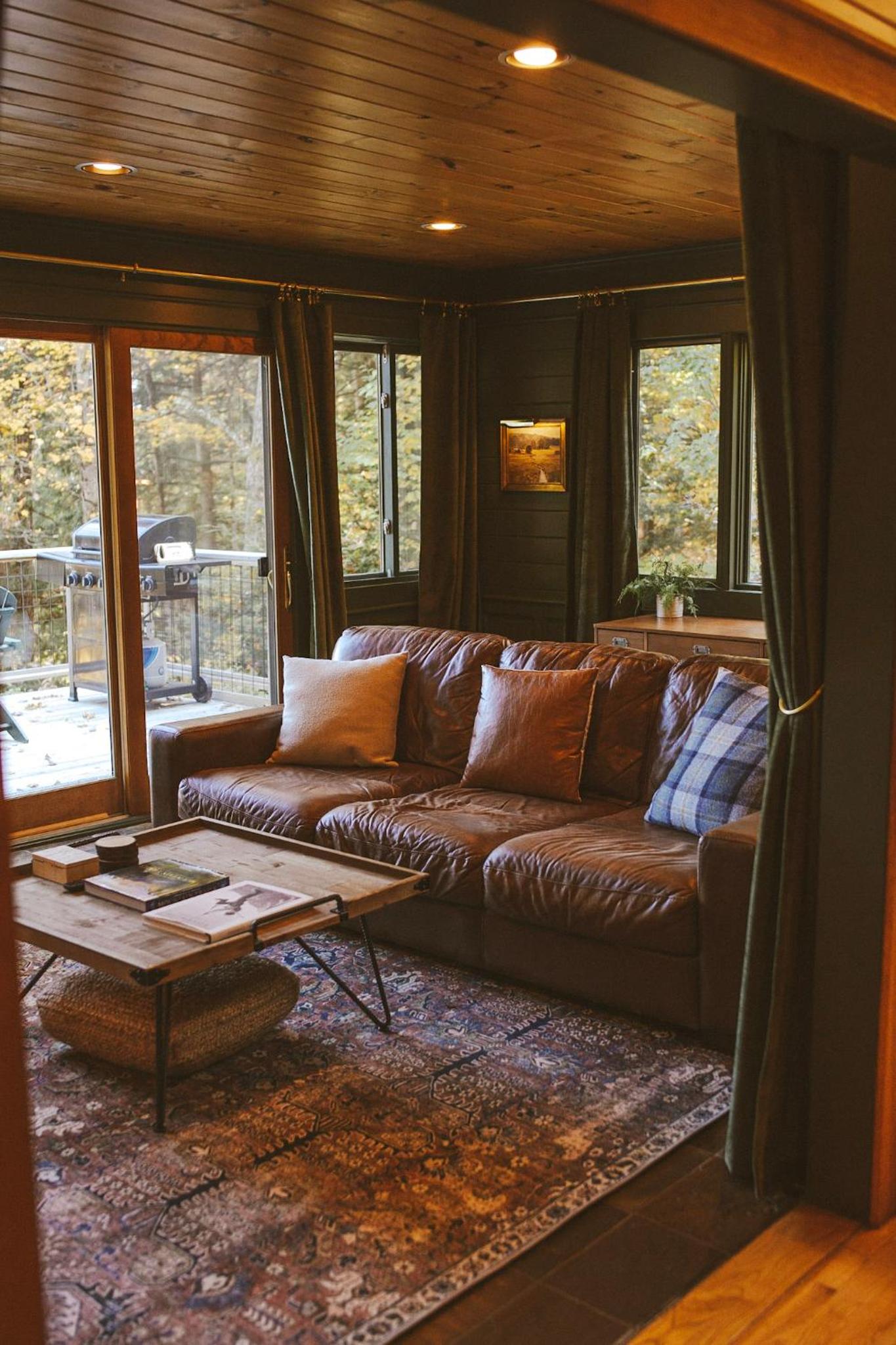 River Ridge Cabin, Clubhouse Included, 2 Units, Forest Setting, River Views, near Stowe