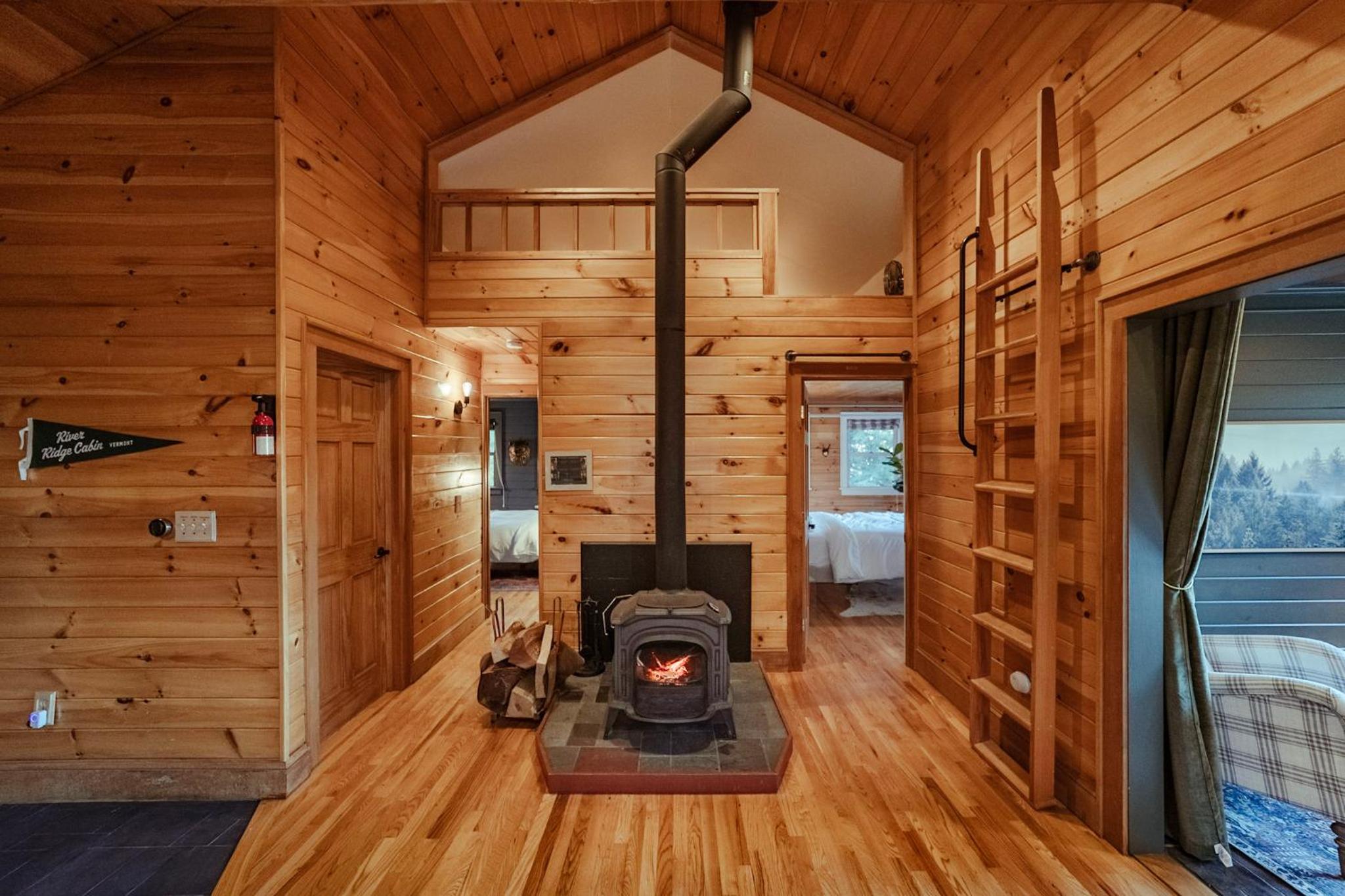 River Ridge Cabin, Clubhouse Included, 2 Units, Forest Setting, River Views, near Stowe
