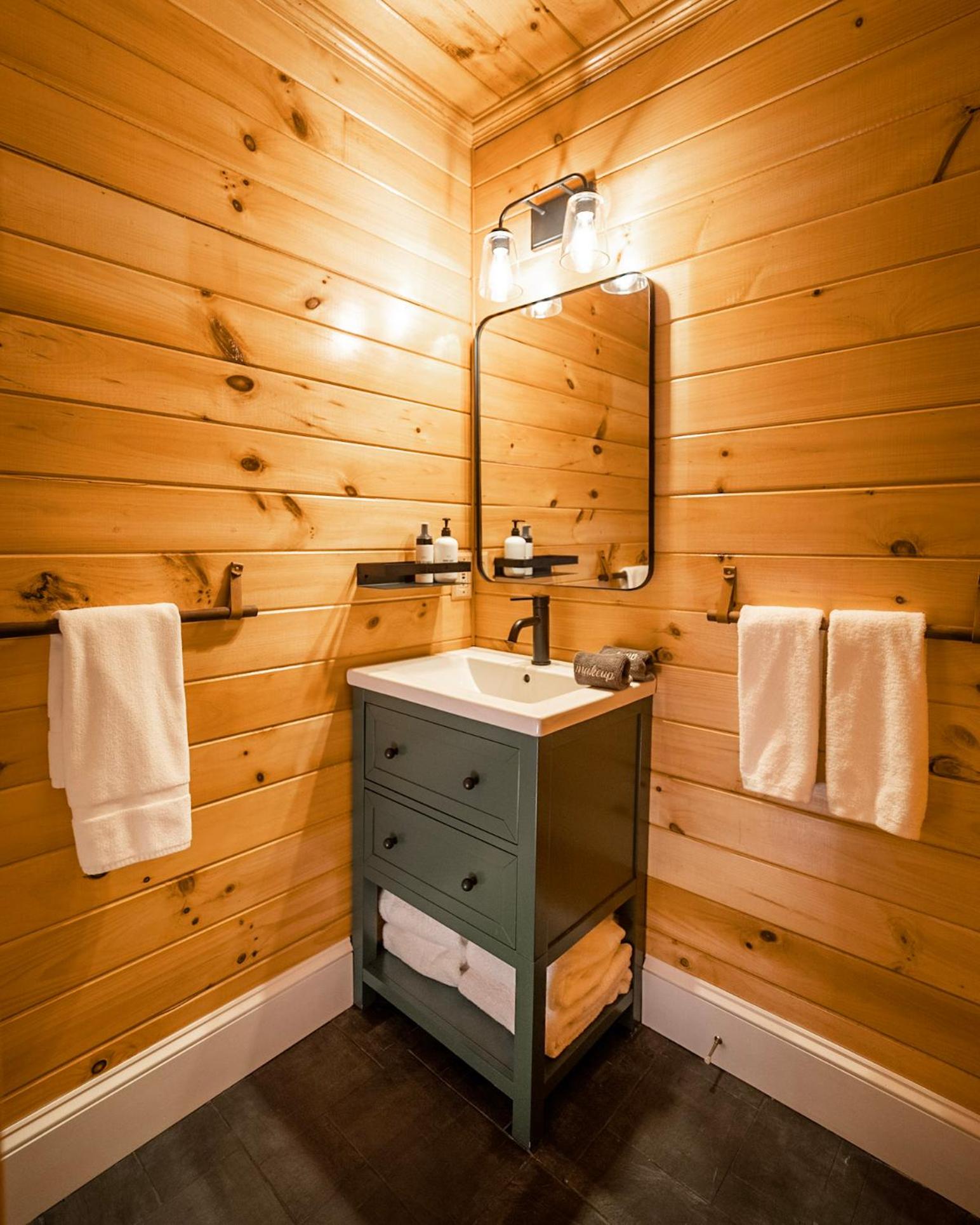 River Ridge Cabin, Clubhouse Included, 2 Units, Forest Setting, River Views, near Stowe