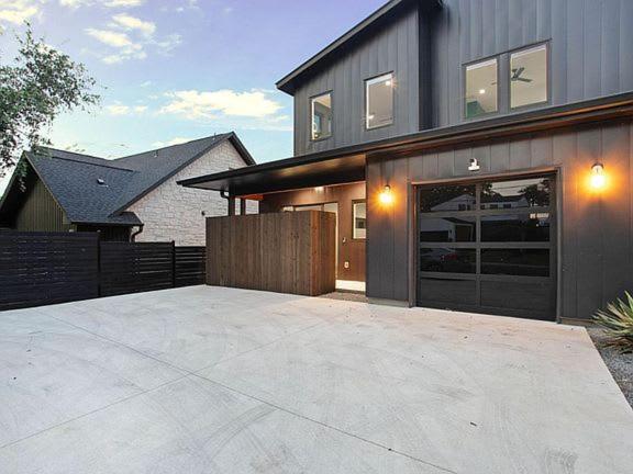 South Lamar Luxe Creekside Retreat with POOL
