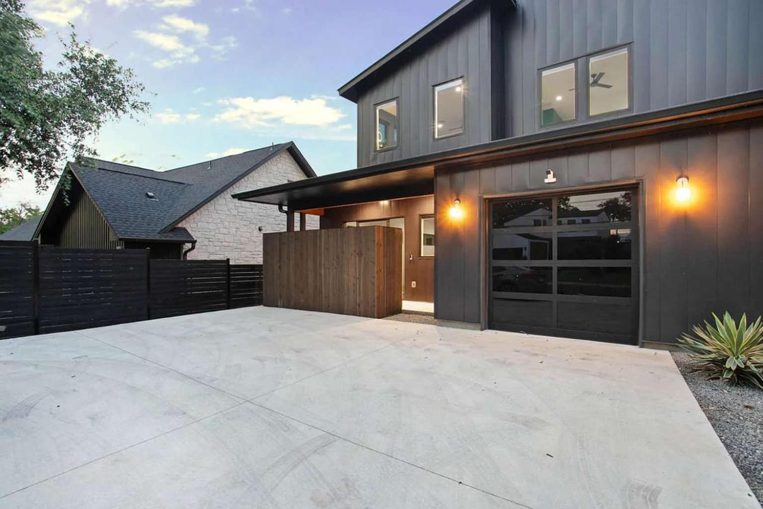 South Lamar Luxe Creekside Retreat with POOL