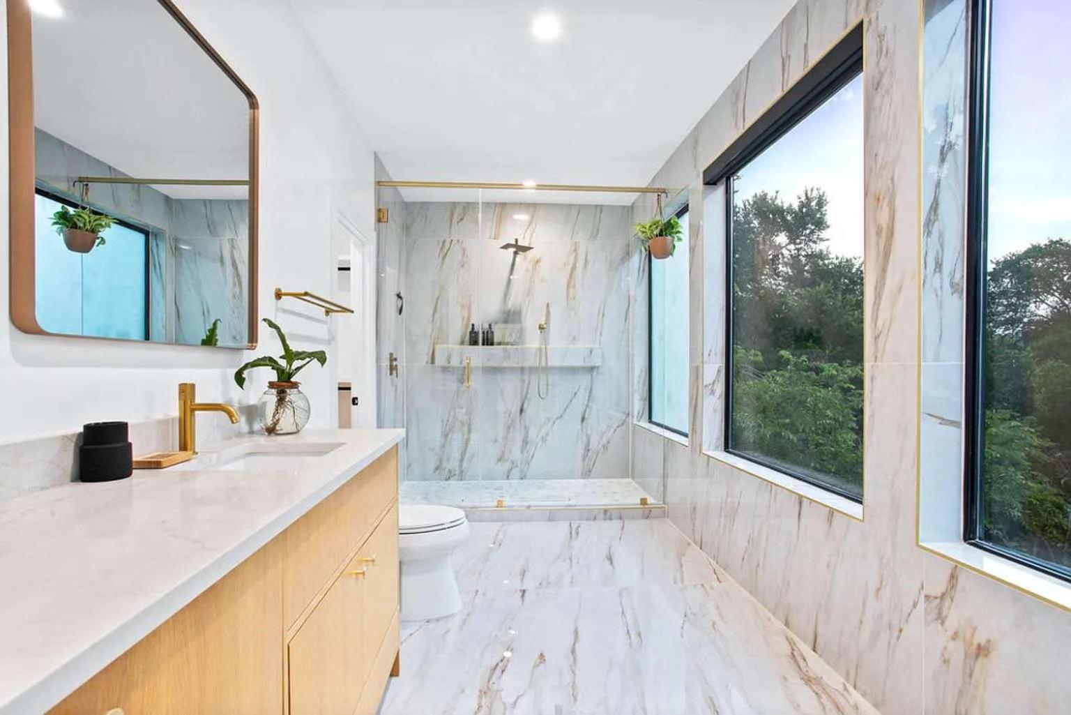 South Lamar Luxe Creekside Retreat with POOL