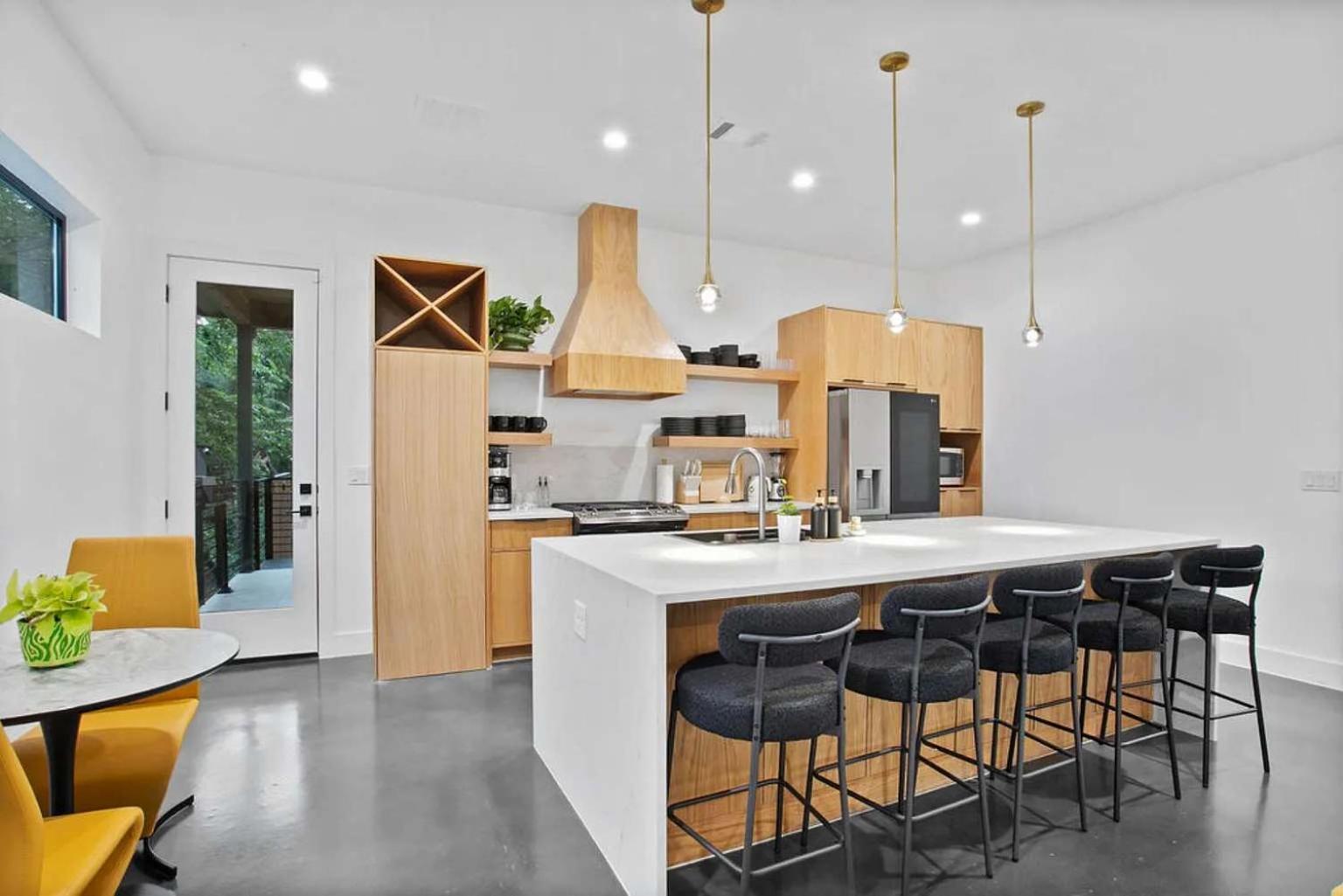South Lamar Luxe Creekside Retreat with POOL