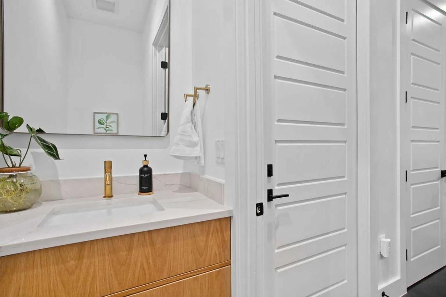 South Lamar Luxe Creekside Retreat with POOL