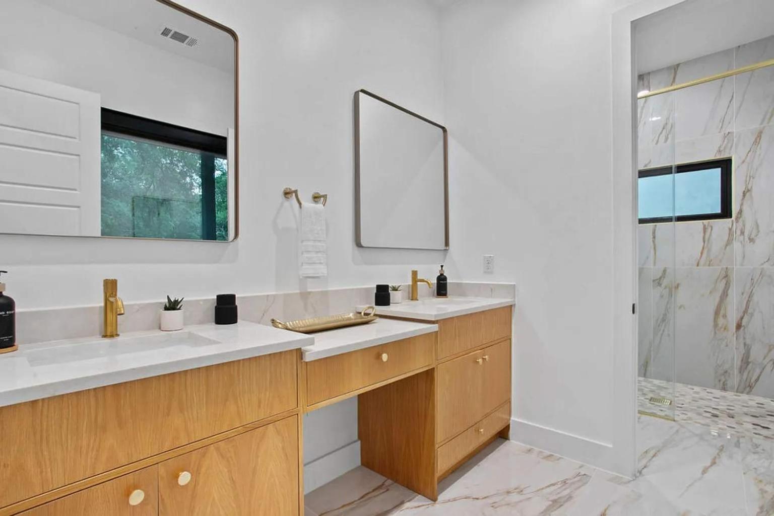 South Lamar Luxe Creekside Retreat with POOL