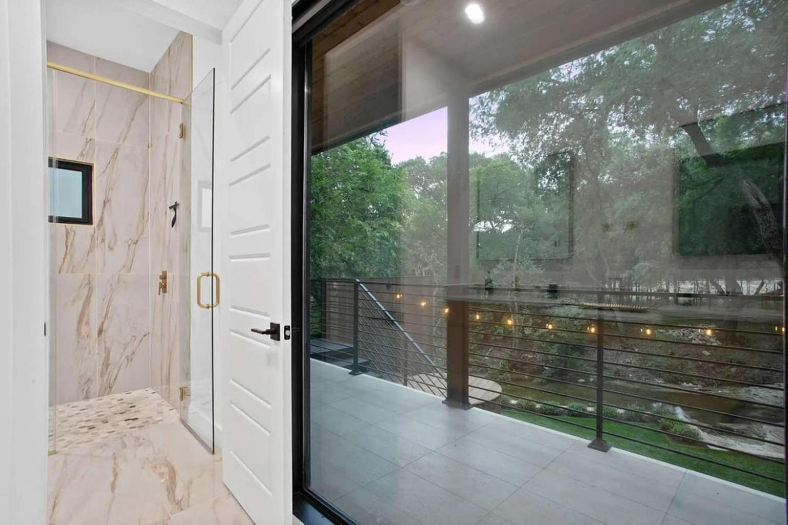 South Lamar Luxe Creekside Retreat with POOL