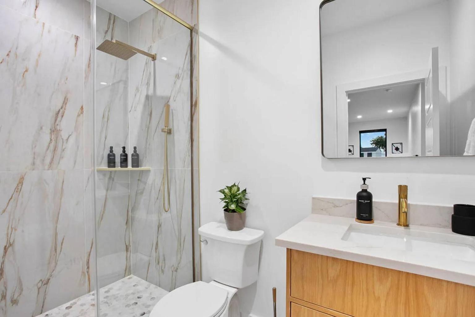 South Lamar Luxe Creekside Retreat with POOL