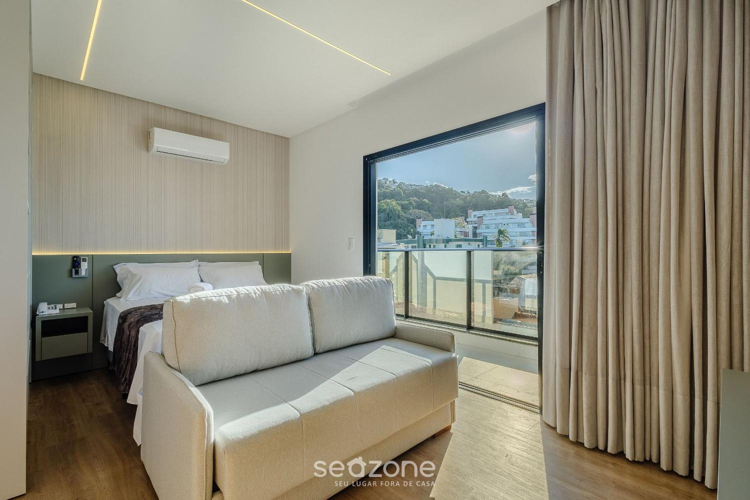 Apartments in a building with a pool 180m from the Beach in Bombinhas - SFRs