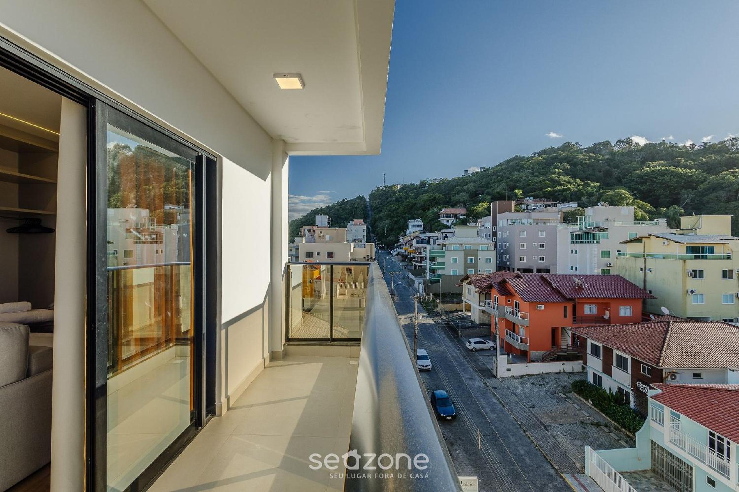 Apartments in a building with a pool 180m from the Beach in Bombinhas - SFRs