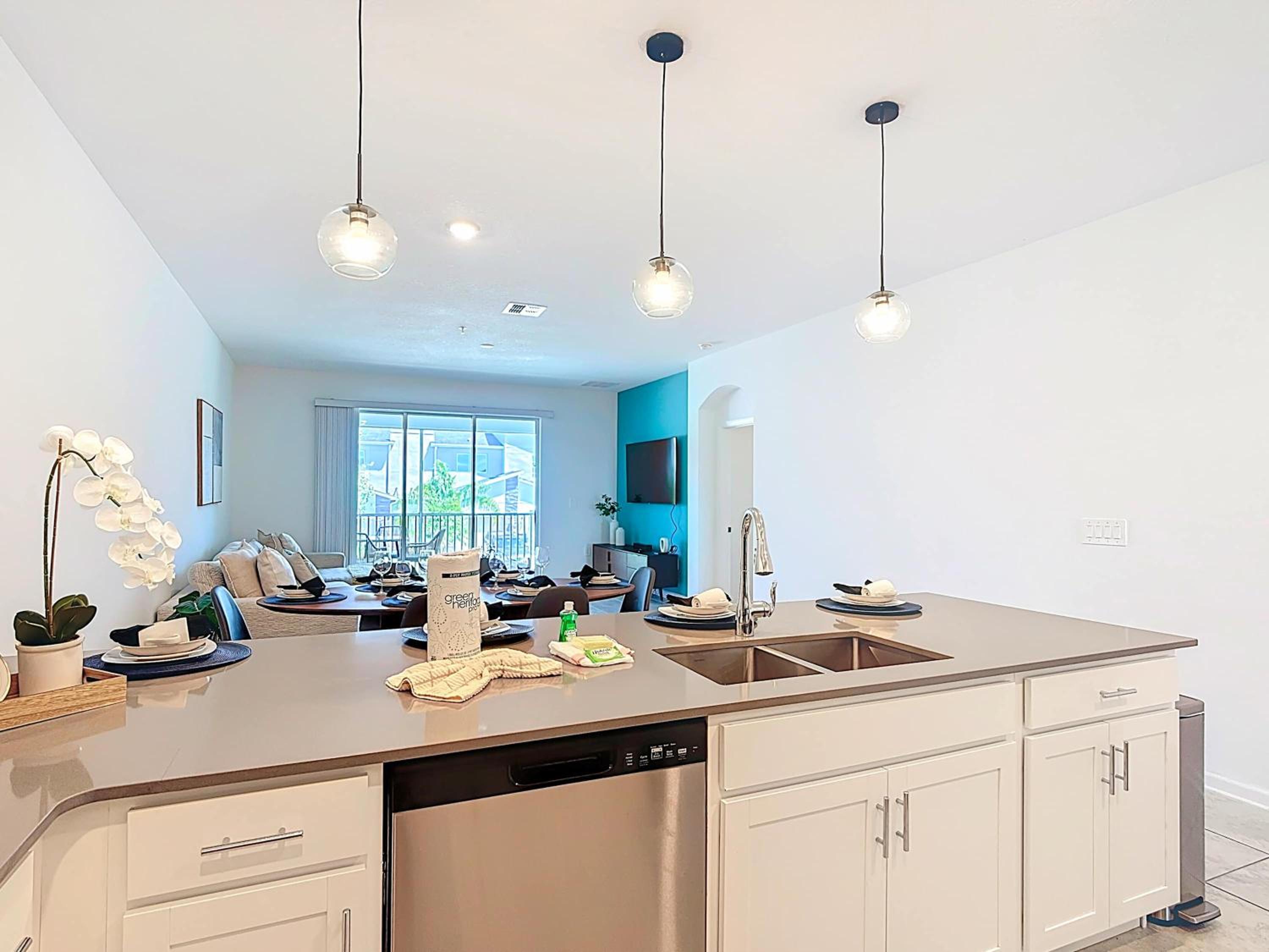 Homey Lakeview with themed Room and 2 Clubhouses