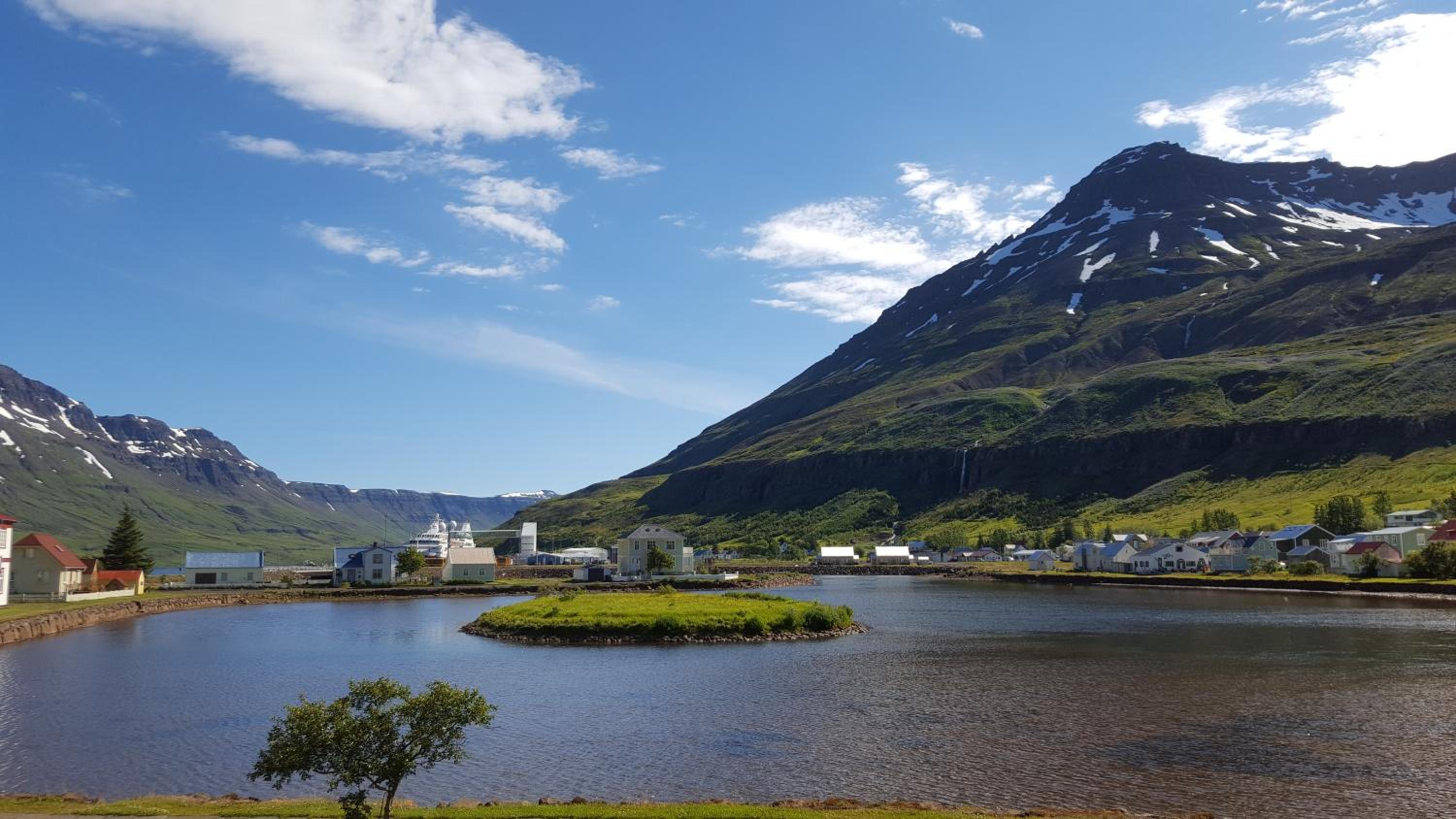 Við Lónið Guesthouse
