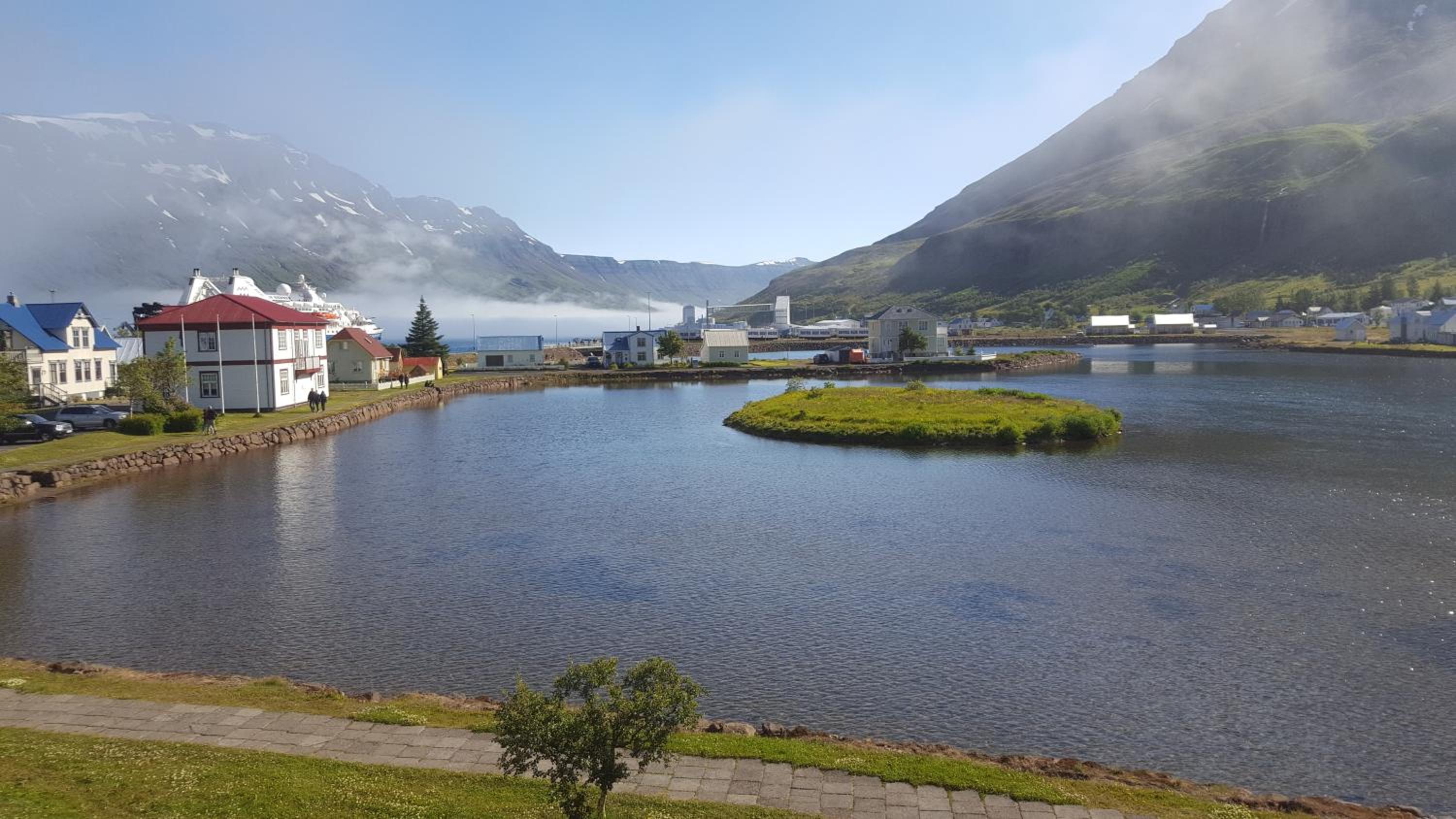 Við Lónið Guesthouse