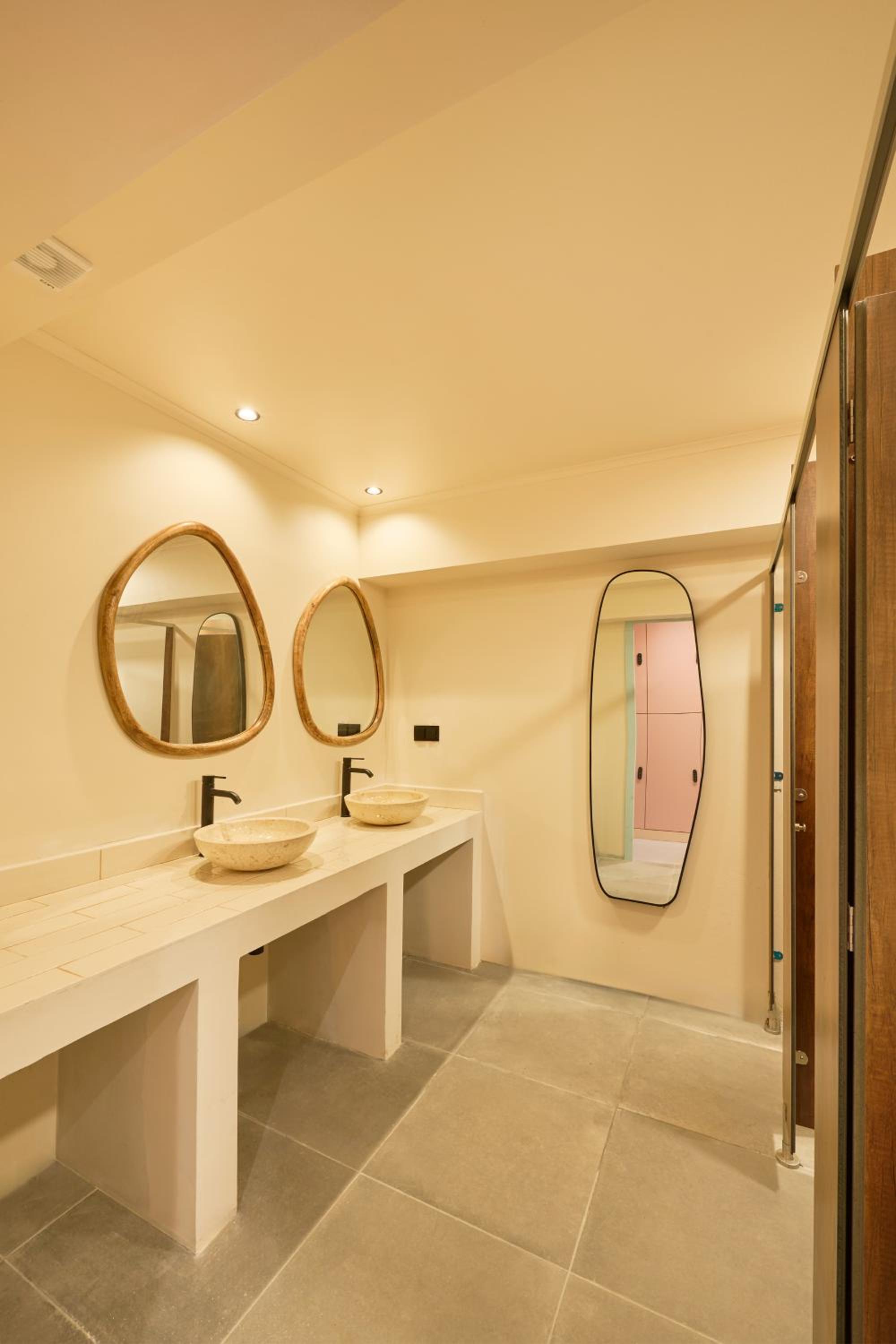 Wander Surf House
