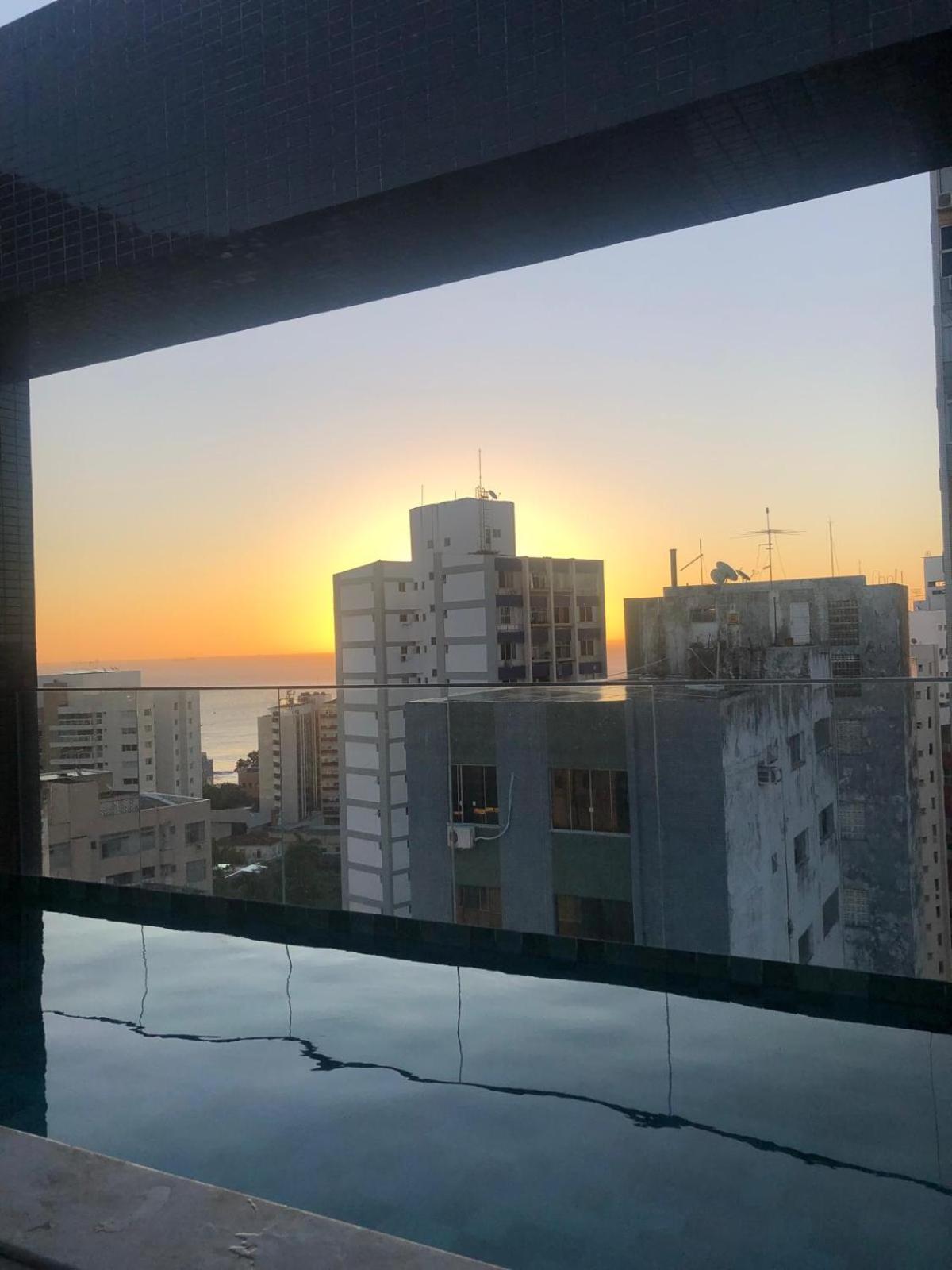 Moderno AP no Porto da Barra - Praia, Conforto e Praticidade