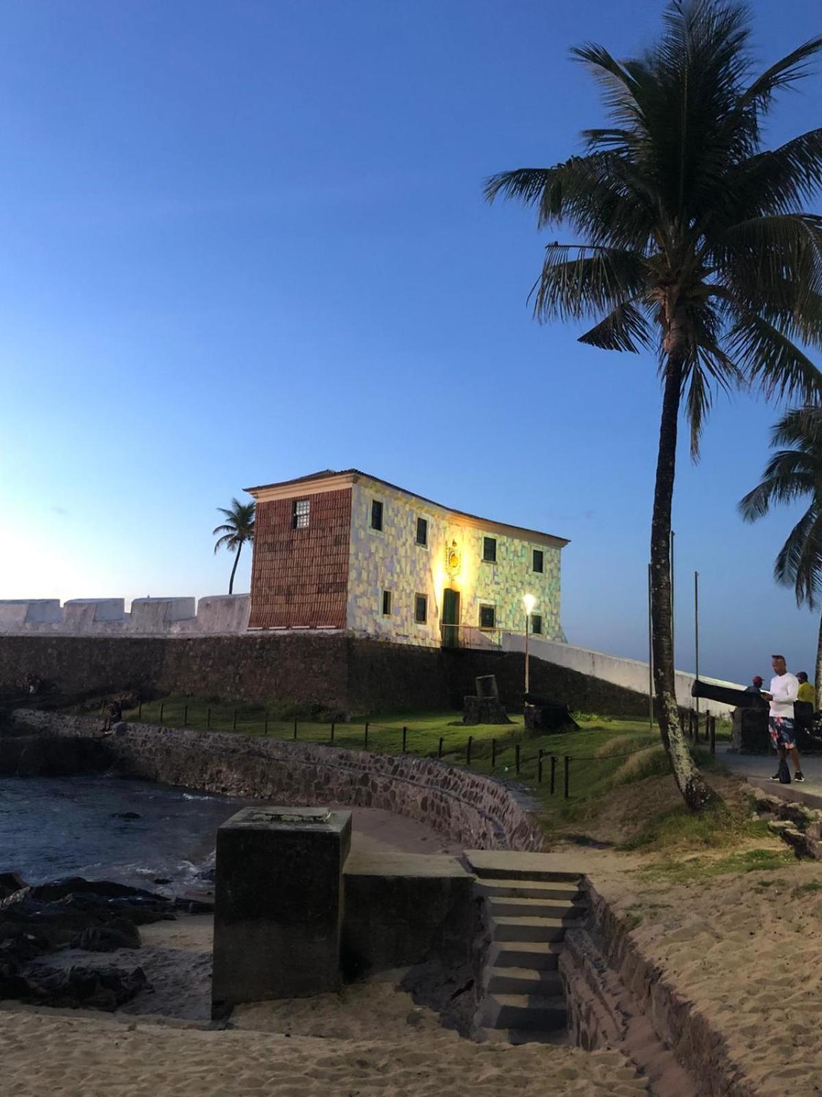 Moderno AP no Porto da Barra - Praia, Conforto e Praticidade