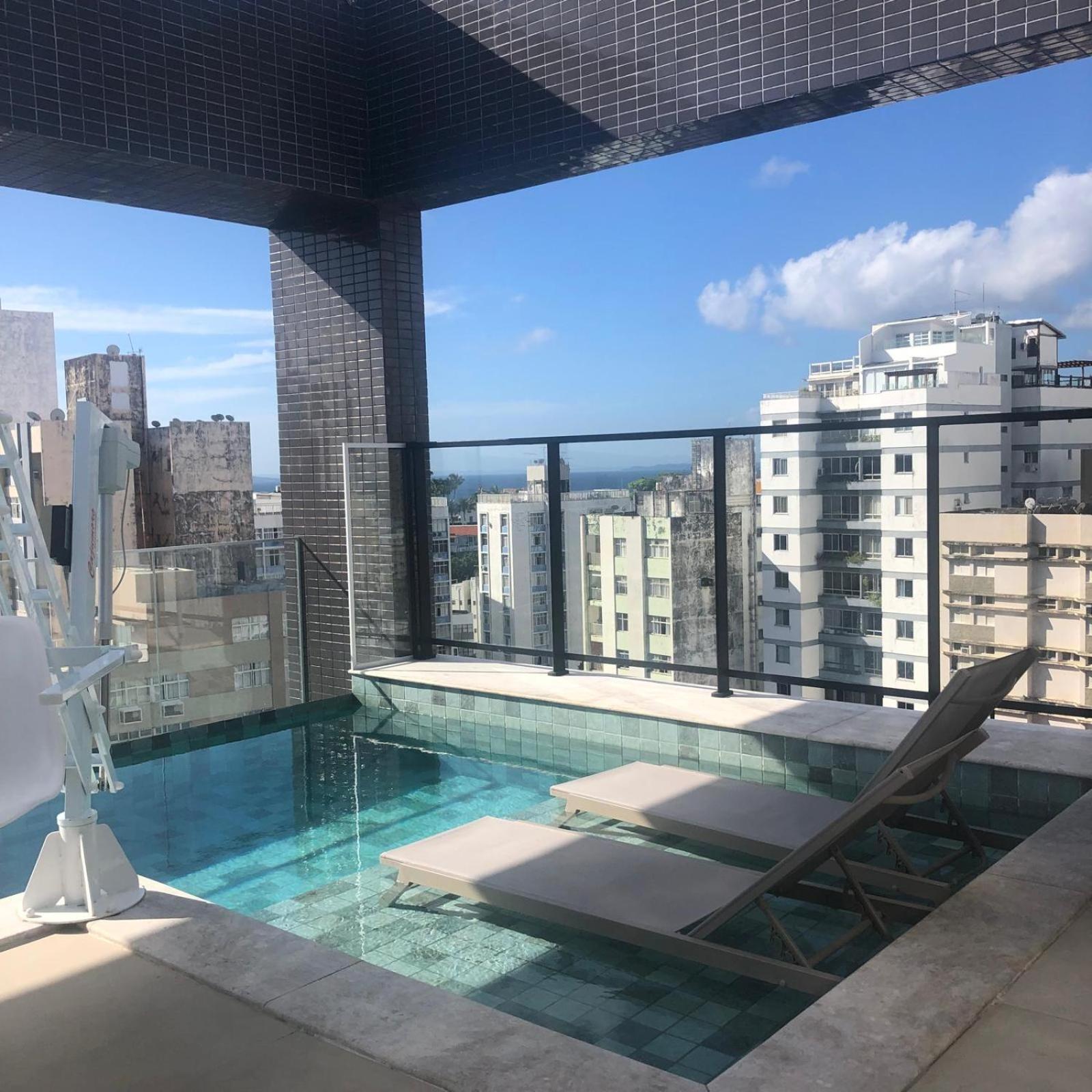 Moderno AP no Porto da Barra - Praia, Conforto e Praticidade