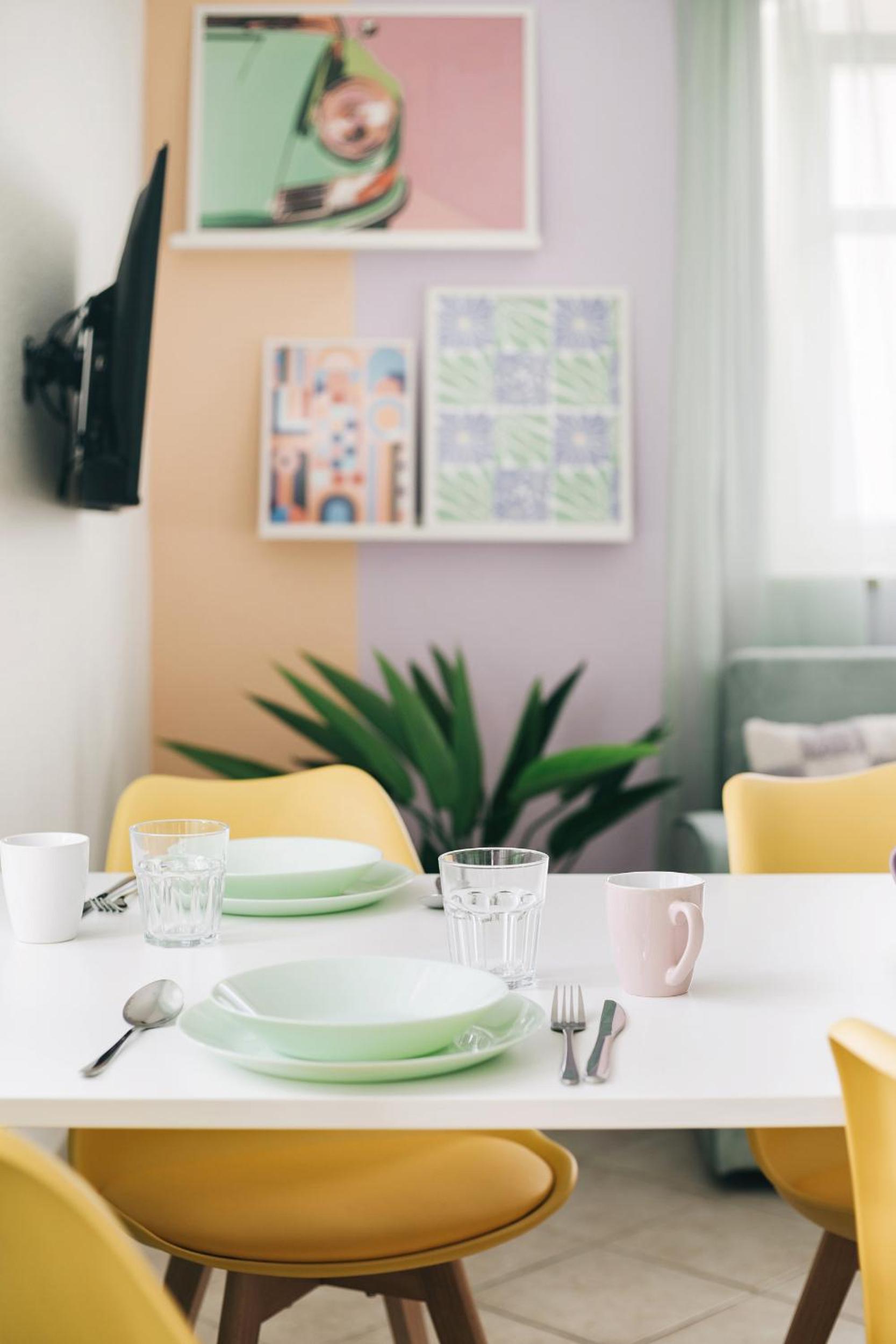 Creekside Colors - Playful Apartment