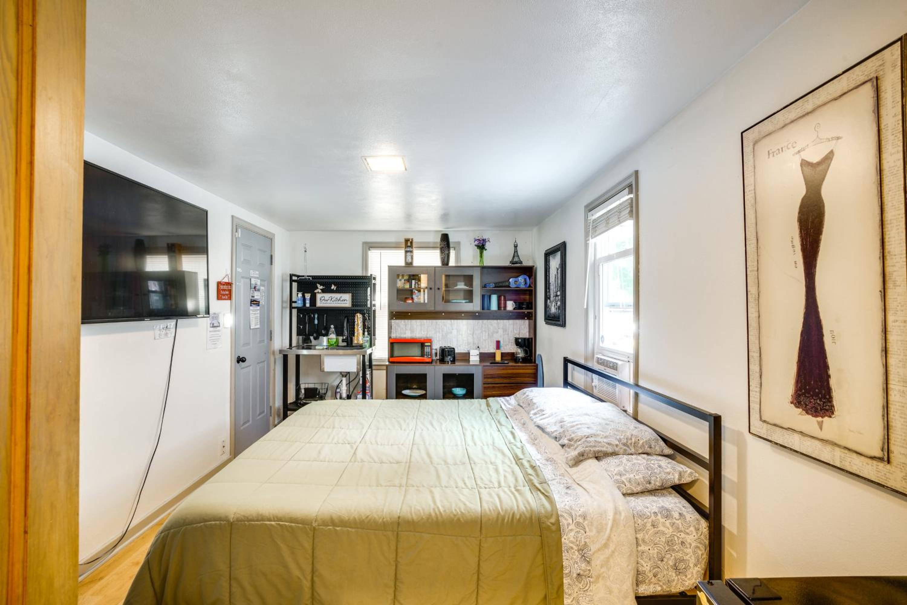 2 Mi to Lake Winnebago Cozy Fond du Lac Studio