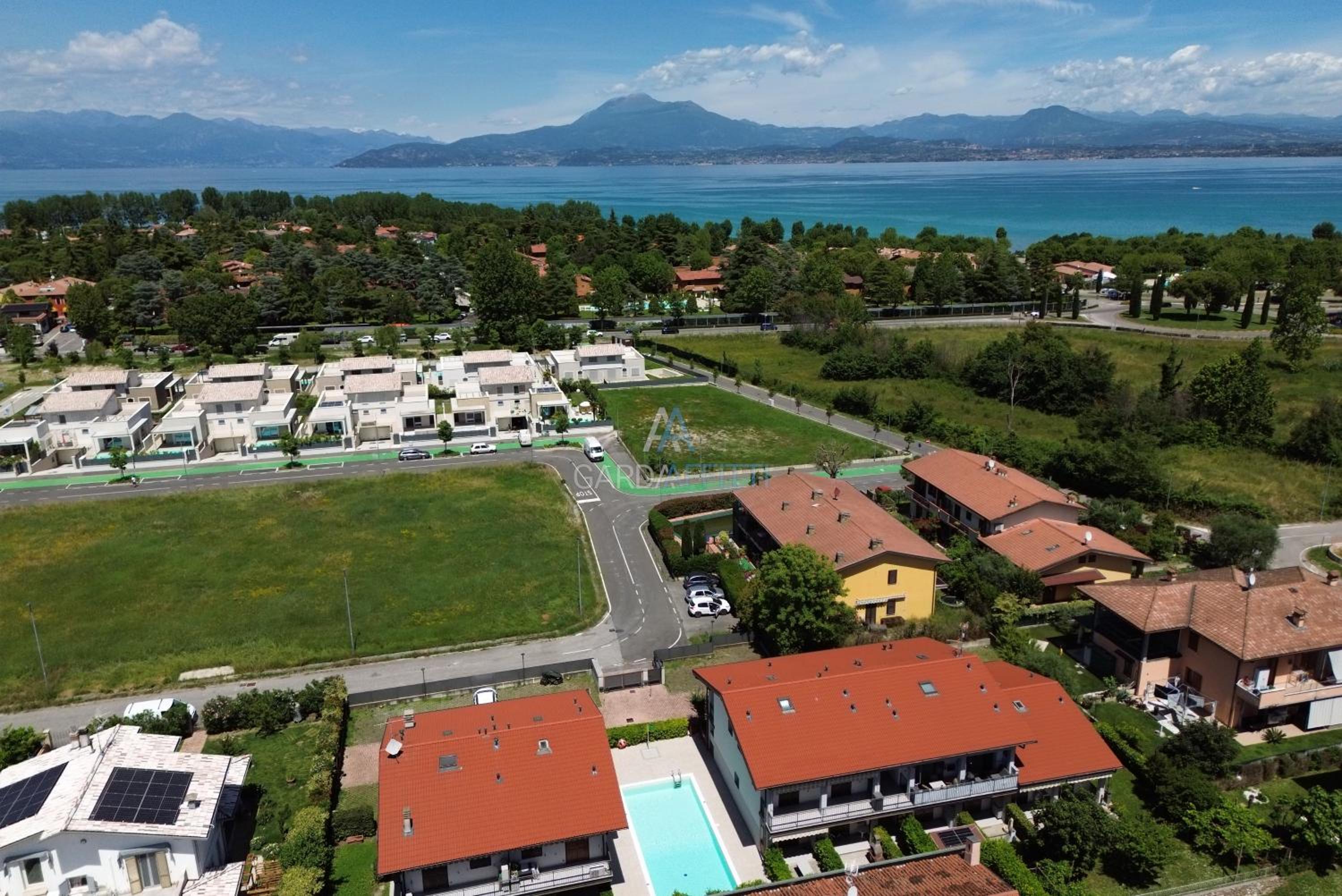 Casa Azzurra - Relax con Giardino e Piscina a Sirmione