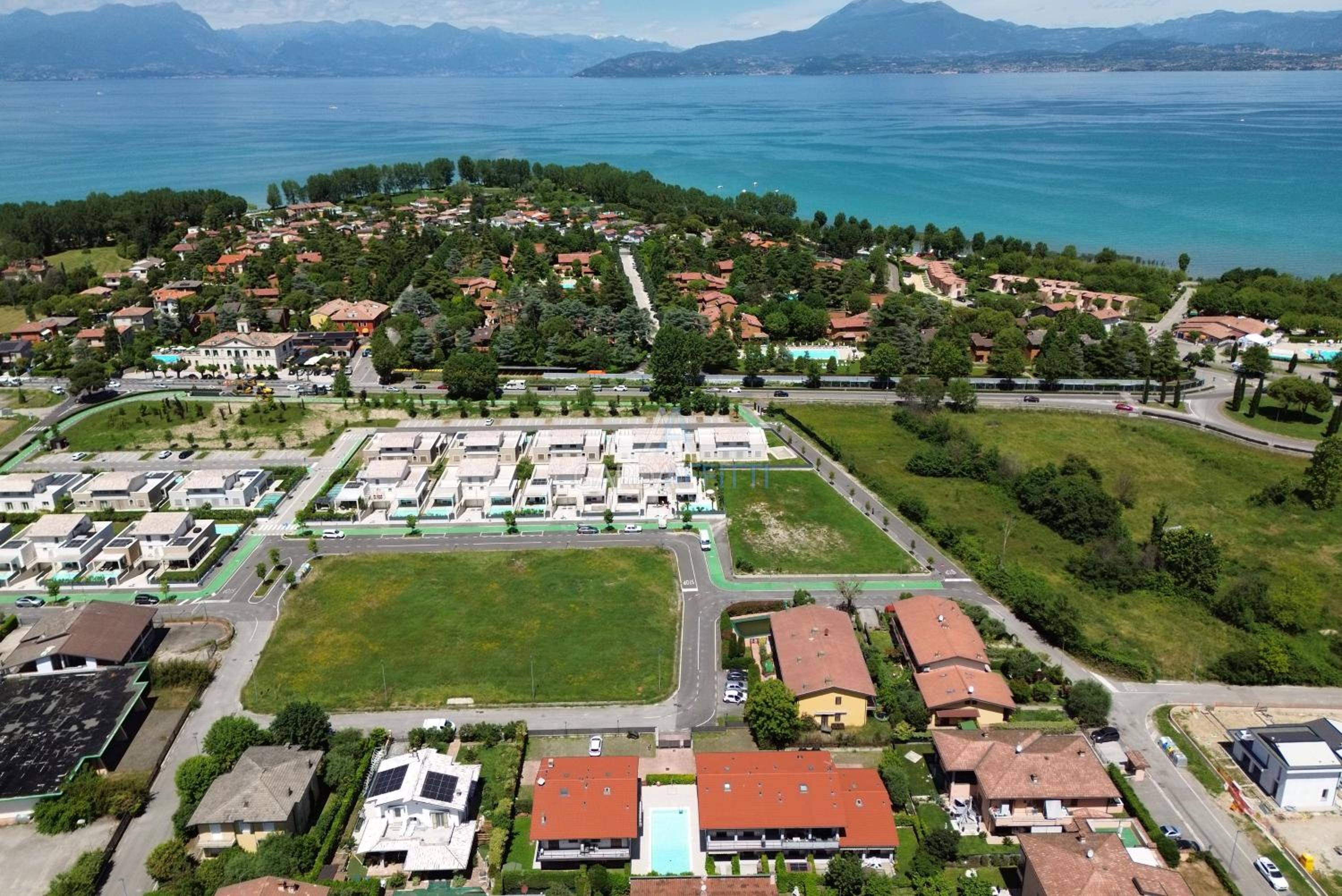 Casa Azzurra - Relax con Giardino e Piscina a Sirmione