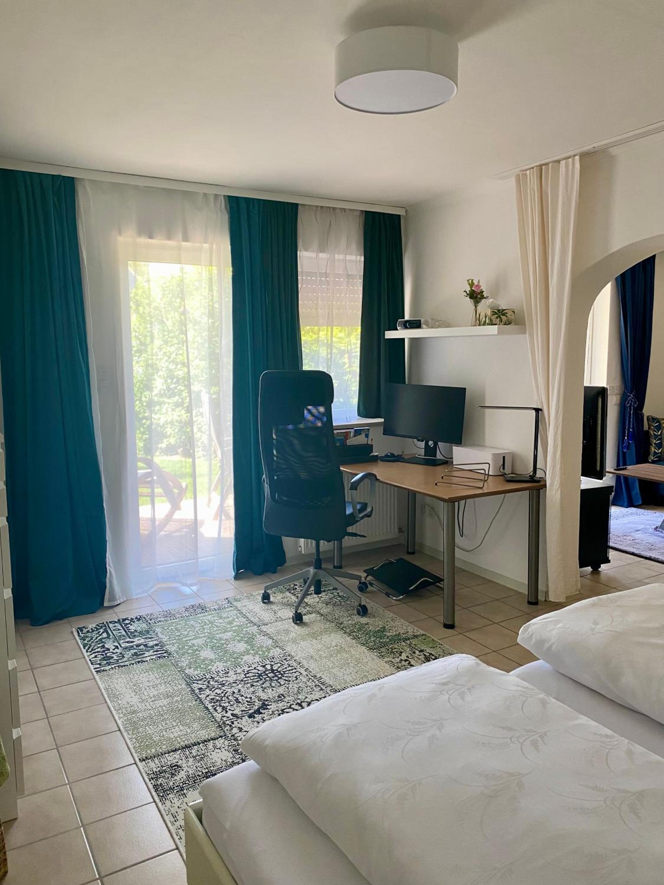 Gemütliche und voll ausgestatette 2 Zimmer Ferienwohnung am Wörthsee mit Terrasse, Grill, Schaukel, Doppelbett oder getrennte Betten fußläufig zu S-Bahn na