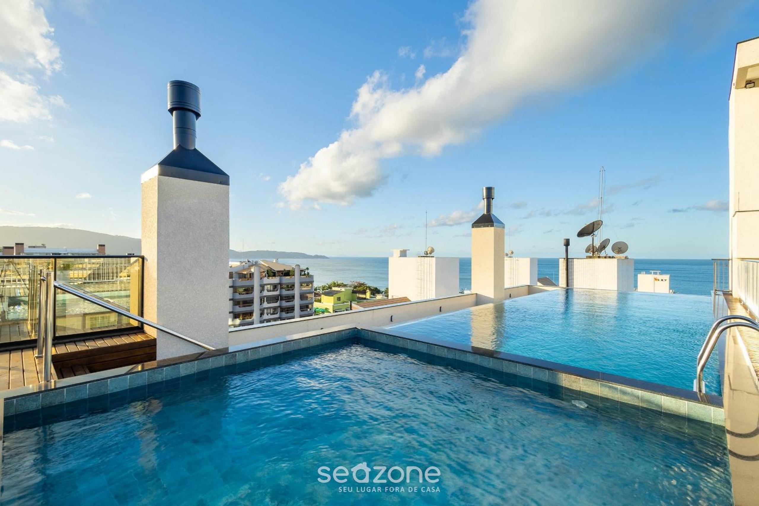 Apartments in a building with a pool 180m from the Beach in Bombinhas - SFRs