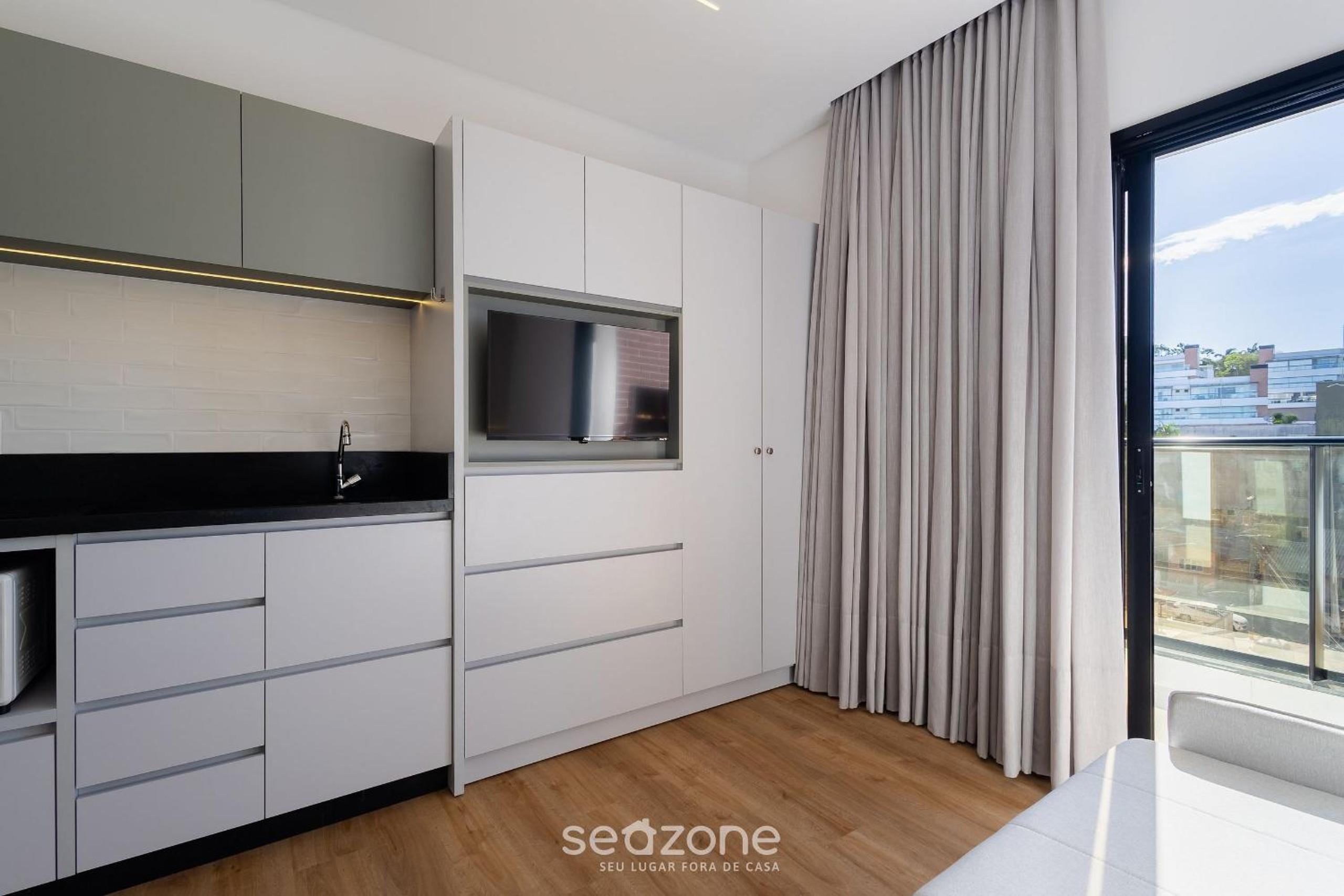 Apartments in a building with a pool 180m from the Beach in Bombinhas - SFRs